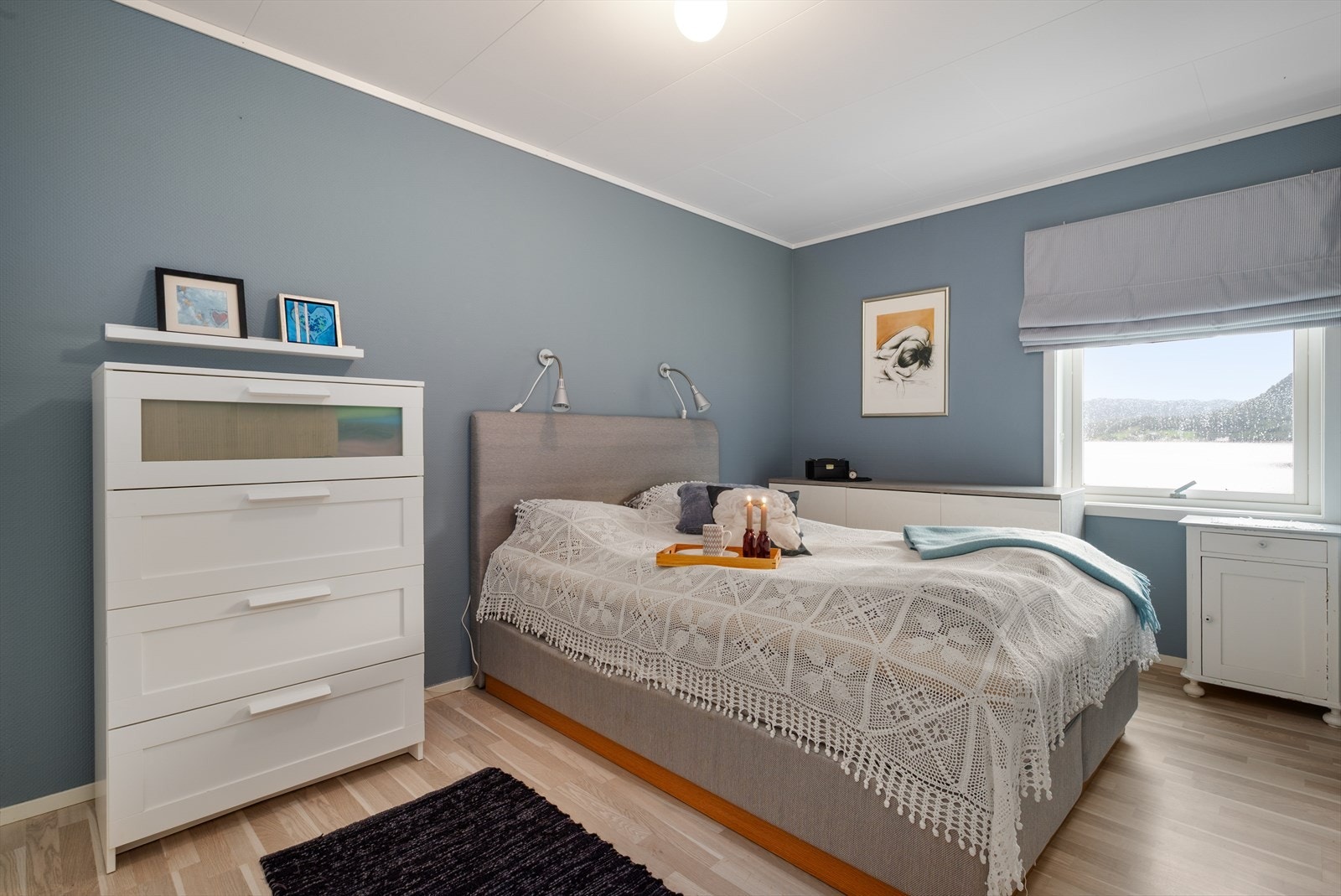 Begge soverom i leiligheten vender ut mot sjøsiden. Hovedsoverommet er på hele 12 kvm. og har god oppbevaringsplass i skyvedørsgarderobe langs den ene veggen. Her er det også takluke med nedtrekkbar stige til loftsrom. Galleribilde