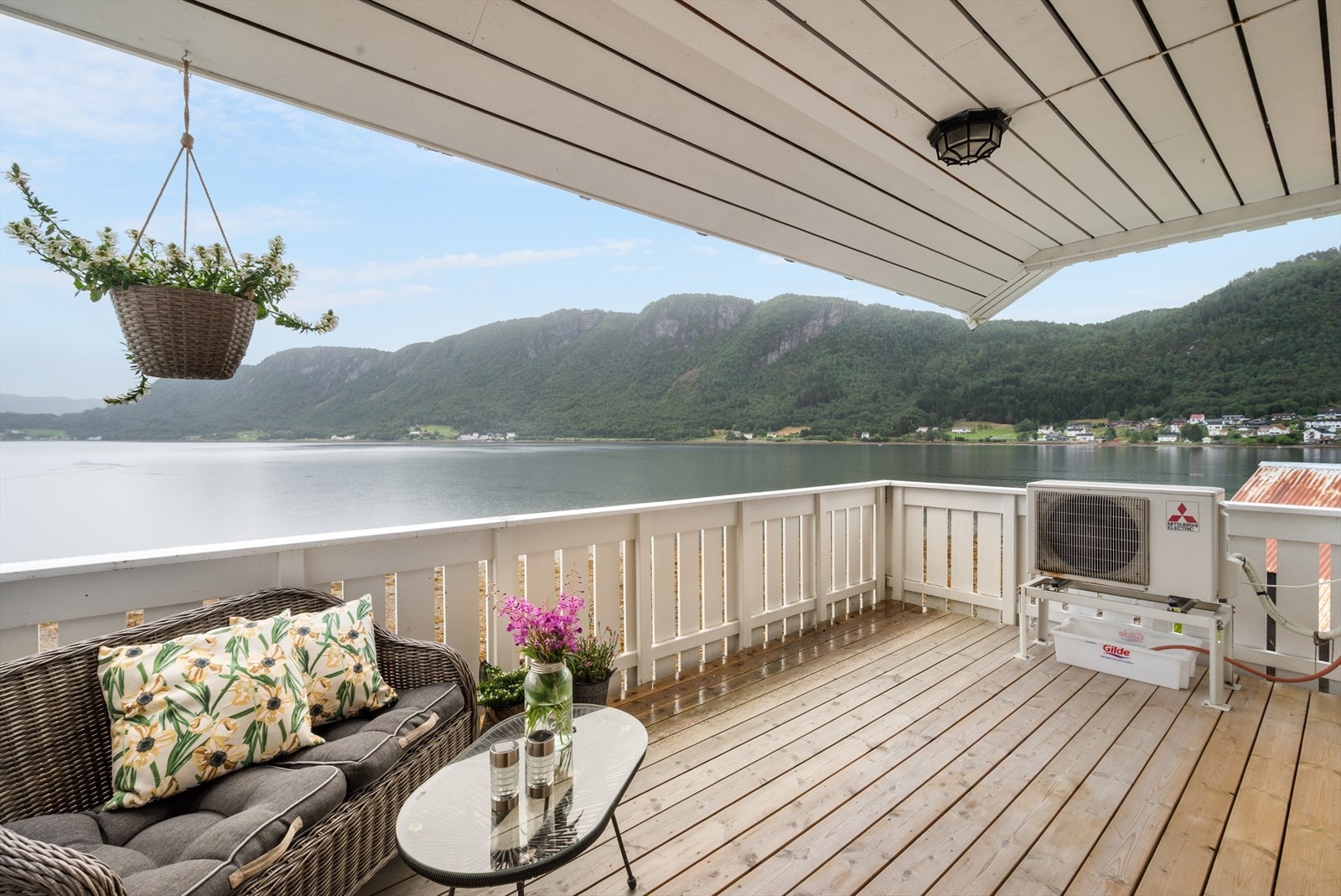 Fra stua er det utgang til verandaen som vender ut mot Hemnfjorden. Også her ble det lagt nytt terrassegulv i 2022. Galleribilde