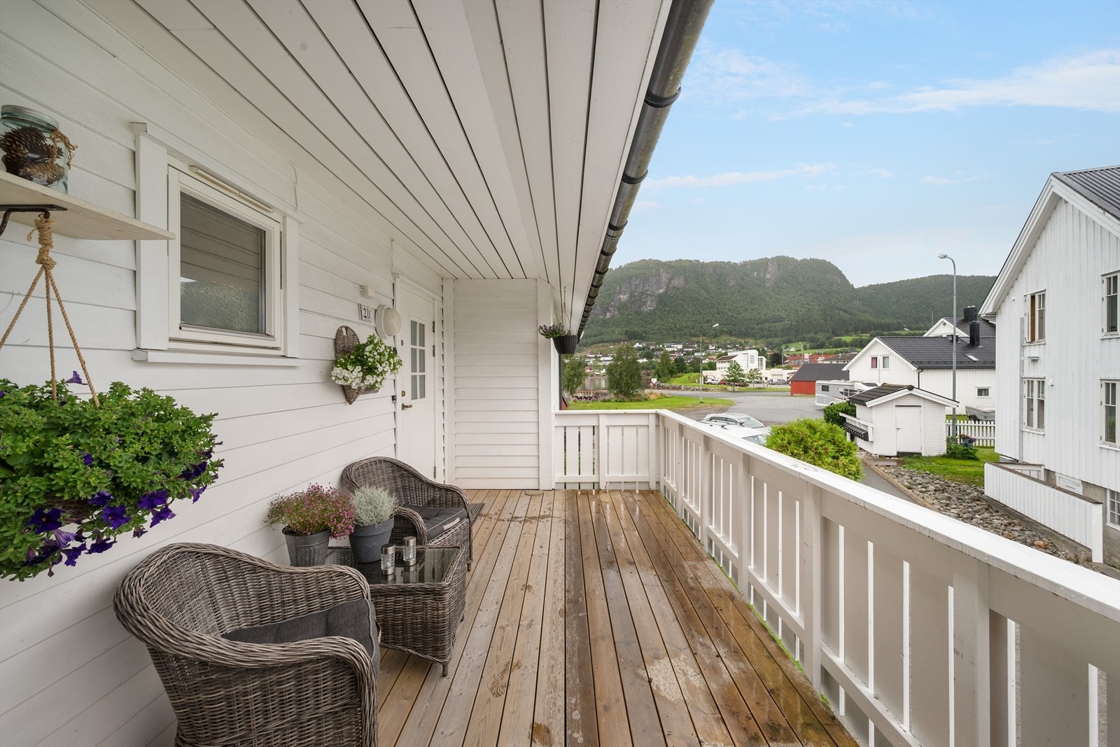 Ved inngangspartiet er det en fin veranda på ca. 13 kvm. med plass for hagemøbler. Terrassegulvet var nytt i 2022. Galleribilde