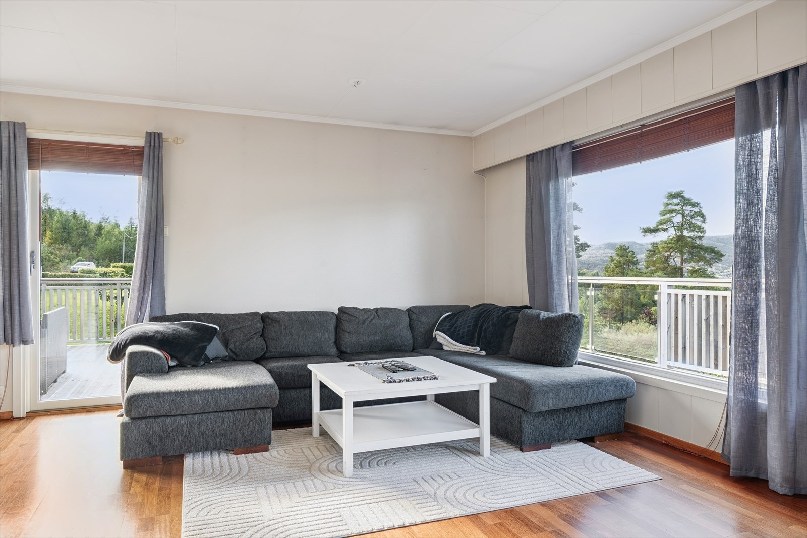 Stuen har utgang til den store fine terrassen Galleribilde