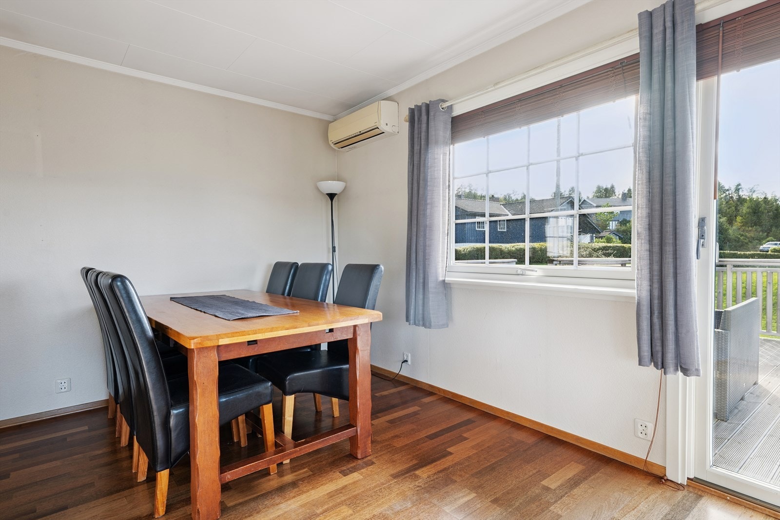 God spiseplass rett utenfor kjøkken Galleribilde