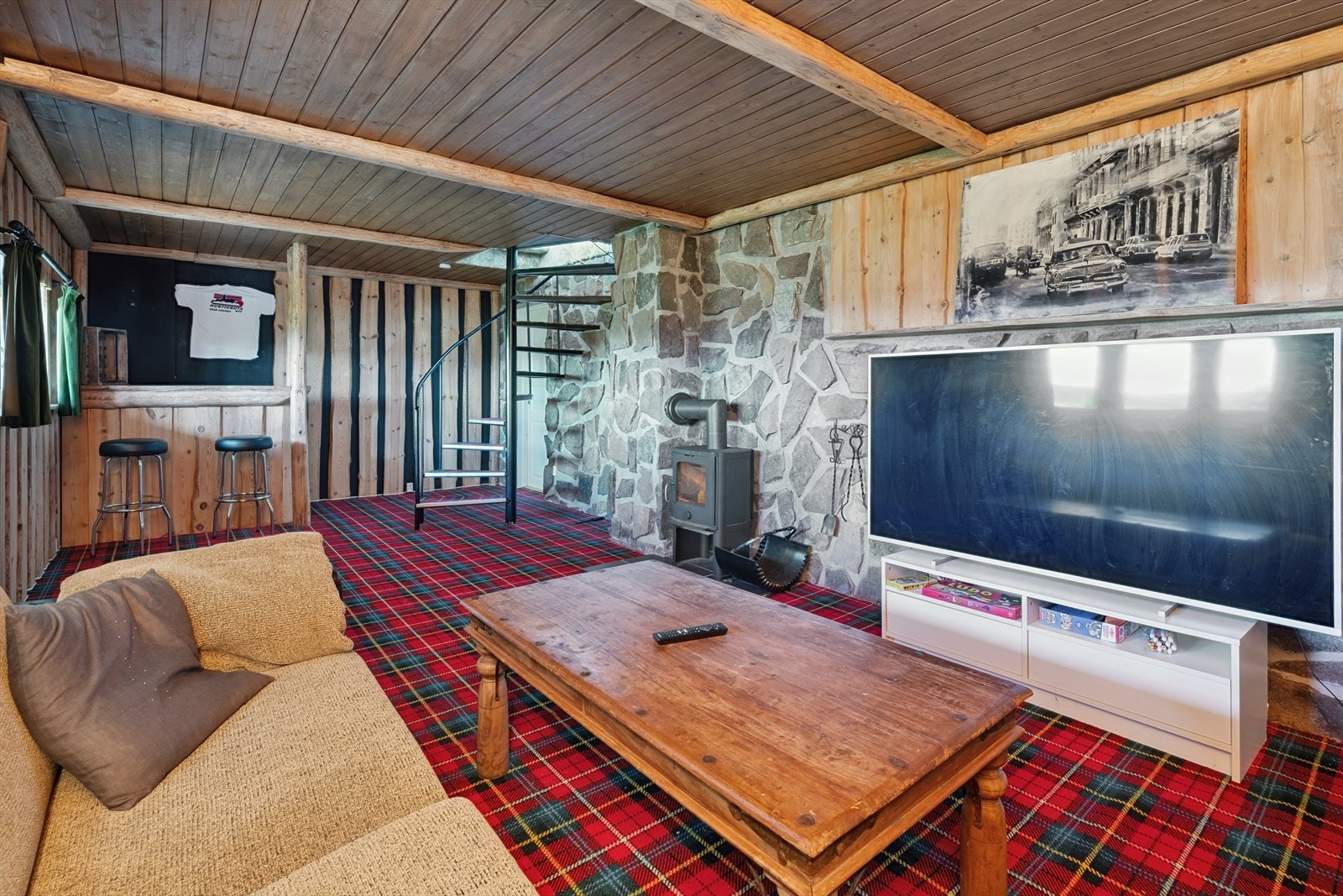 Kjellerstue med vindeltrapp fra stuen oppe Galleribilde