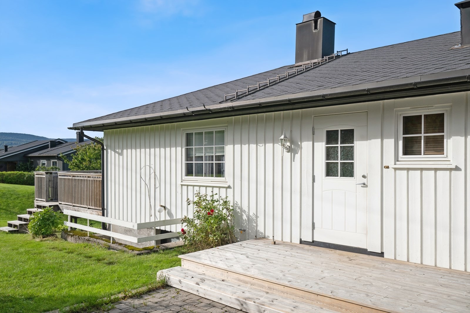 Koselig inngangsparti med terrasseplatting Galleribilde