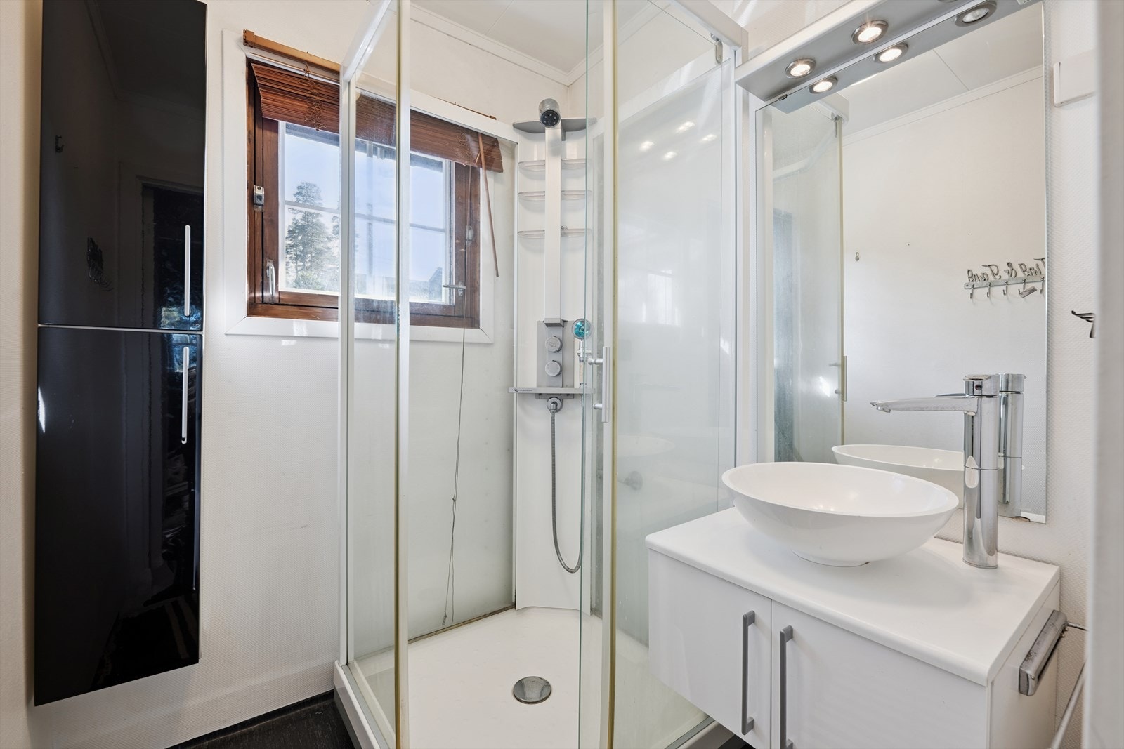 Bad med belegg og malt strie. Galleribilde