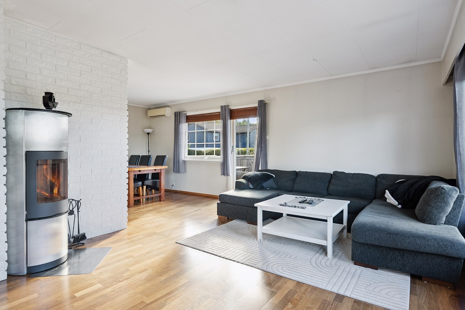 Stue med parkett på gulv og tapet på vegger Galleribilde