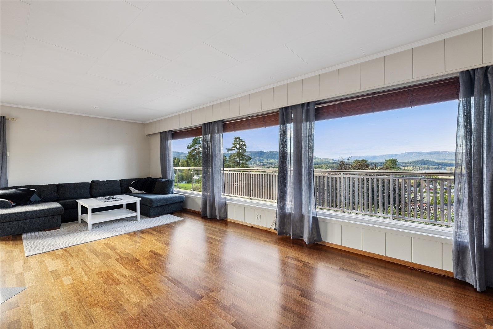 Du har flott utsikt utover fra stuen Galleribilde