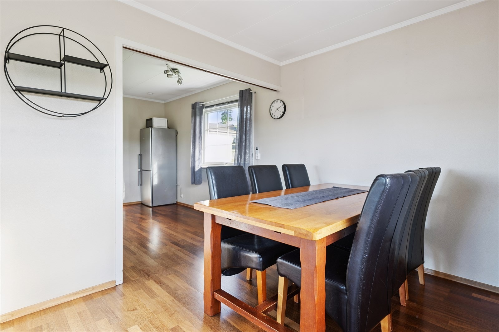 Kjøkken/ stue med spiseplass Galleribilde