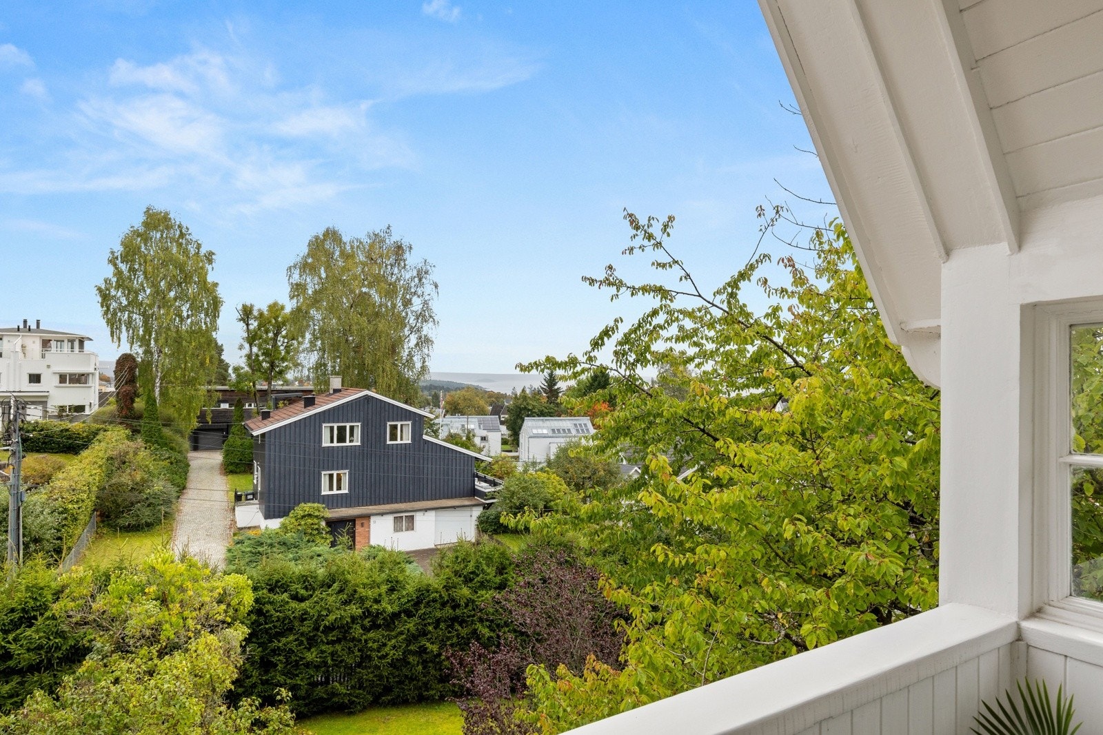 Mortensvingen 1A er en representativ enebolig med klassisk, tidløs arkitektur og gjennomførte detaljer. Eiendommen utmerker seg med sine estetiske kvaliteter, flotte uterom, vakker utsikt og en svært funksjonell planløsning Galleribilde