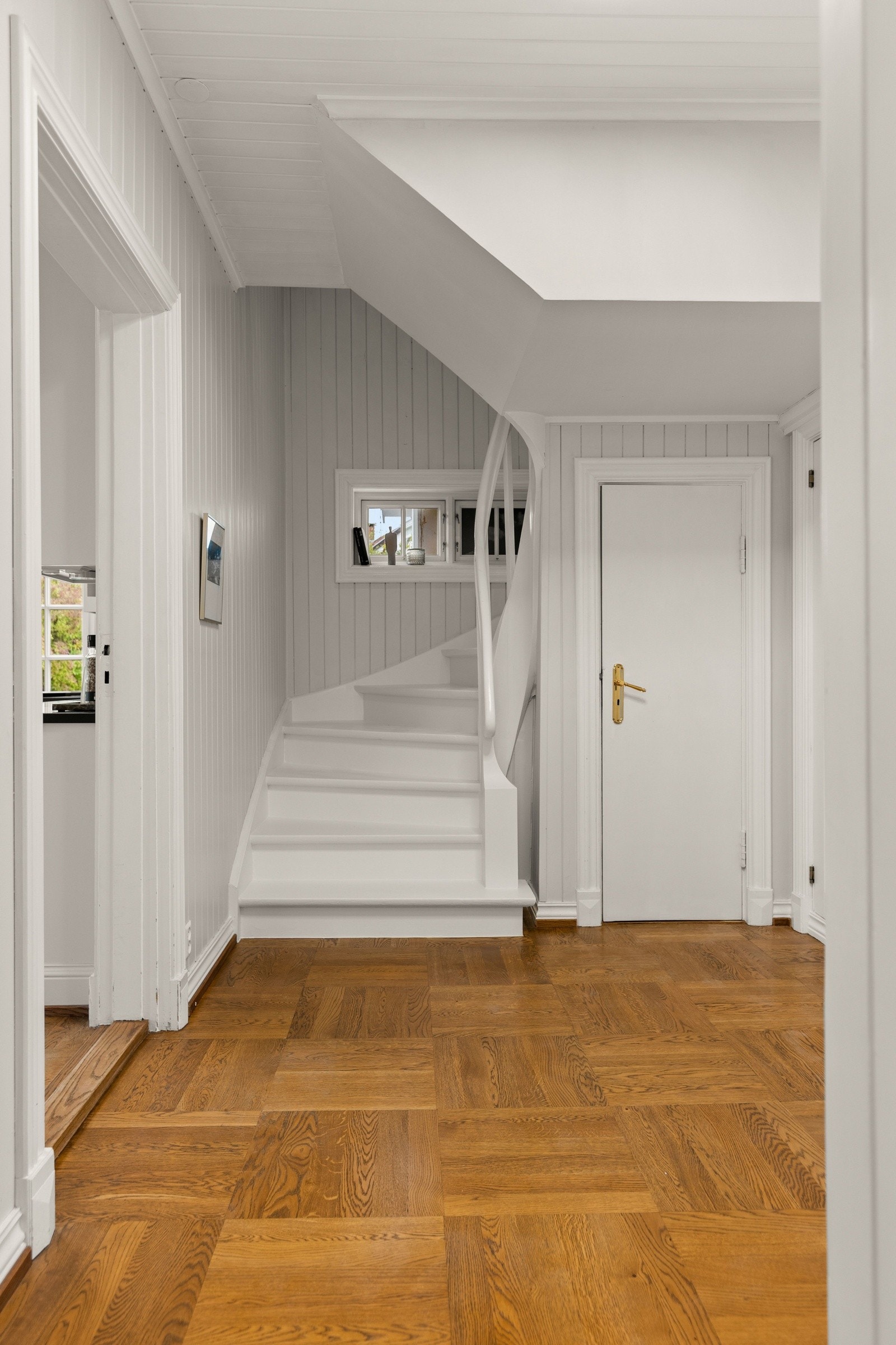 Mortensvingen 1A er en representativ enebolig med klassisk, tidløs arkitektur og gjennomførte detaljer. Eiendommen utmerker seg med sine estetiske kvaliteter, flotte uterom, vakker utsikt og en svært funksjonell planløsning Galleribilde