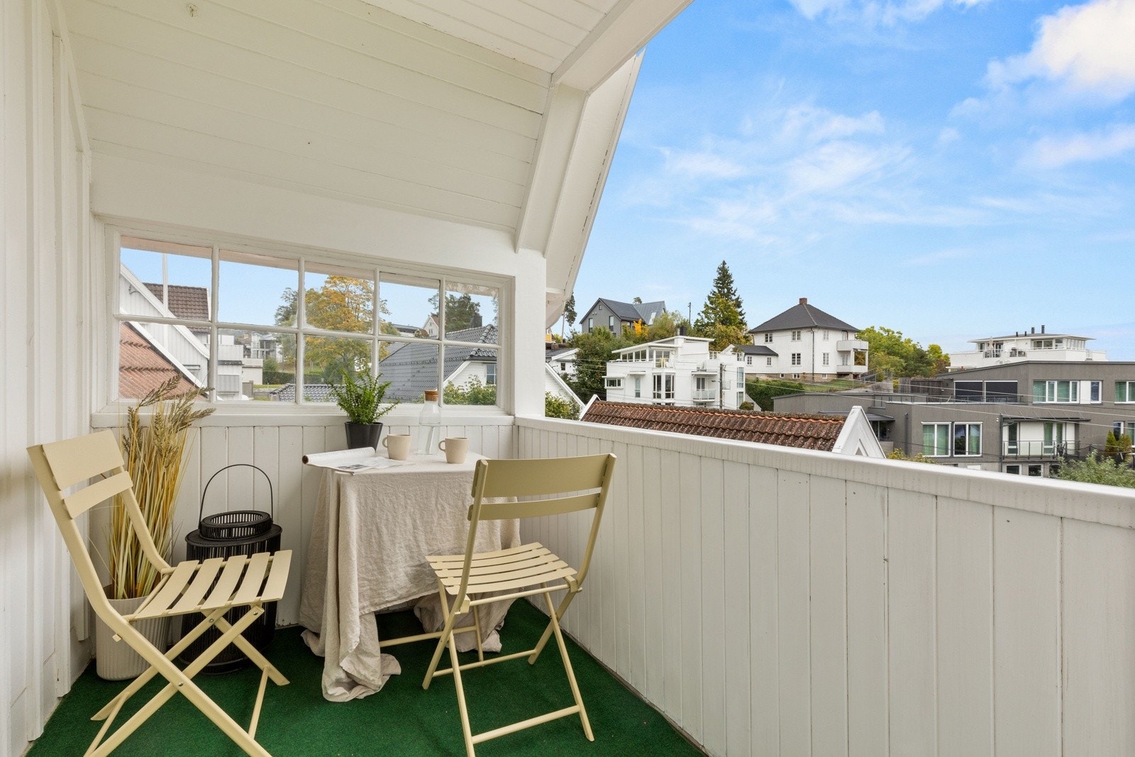 Mortensvingen 1A er en representativ enebolig med klassisk, tidløs arkitektur og gjennomførte detaljer. Eiendommen utmerker seg med sine estetiske kvaliteter, flotte uterom, vakker utsikt og en svært funksjonell planløsning Galleribilde