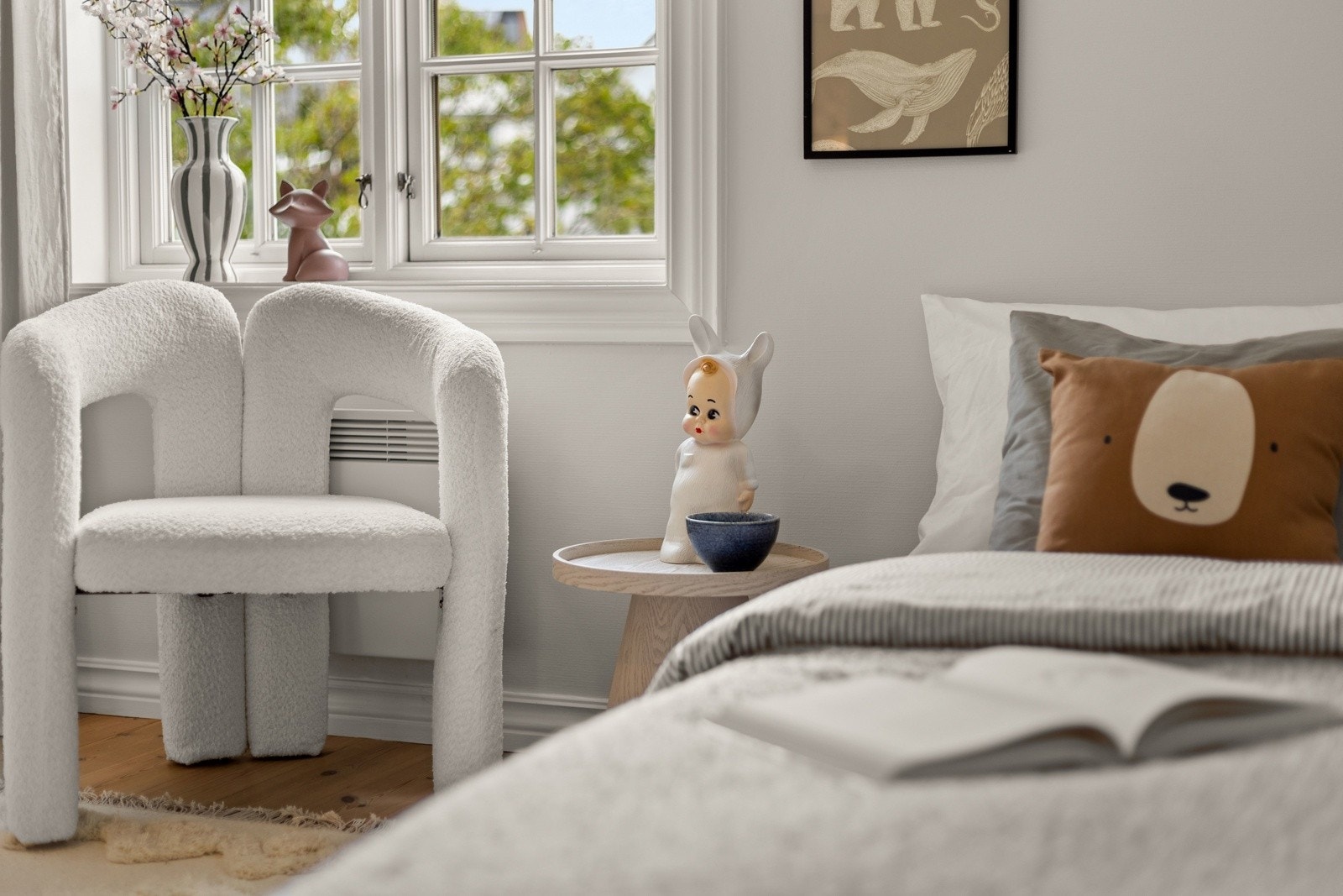 Mortensvingen 1A er en representativ enebolig med klassisk, tidløs arkitektur og gjennomførte detaljer. Eiendommen utmerker seg med sine estetiske kvaliteter, flotte uterom, vakker utsikt og en svært funksjonell planløsning Galleribilde