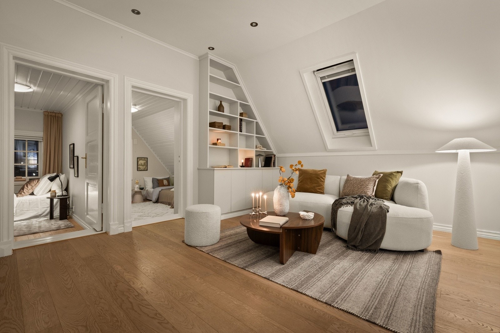 Mortensvingen 1A er en representativ enebolig med klassisk, tidløs arkitektur og gjennomførte detaljer. Eiendommen utmerker seg med sine estetiske kvaliteter, flotte uterom, vakker utsikt og en svært funksjonell planløsning Galleribilde