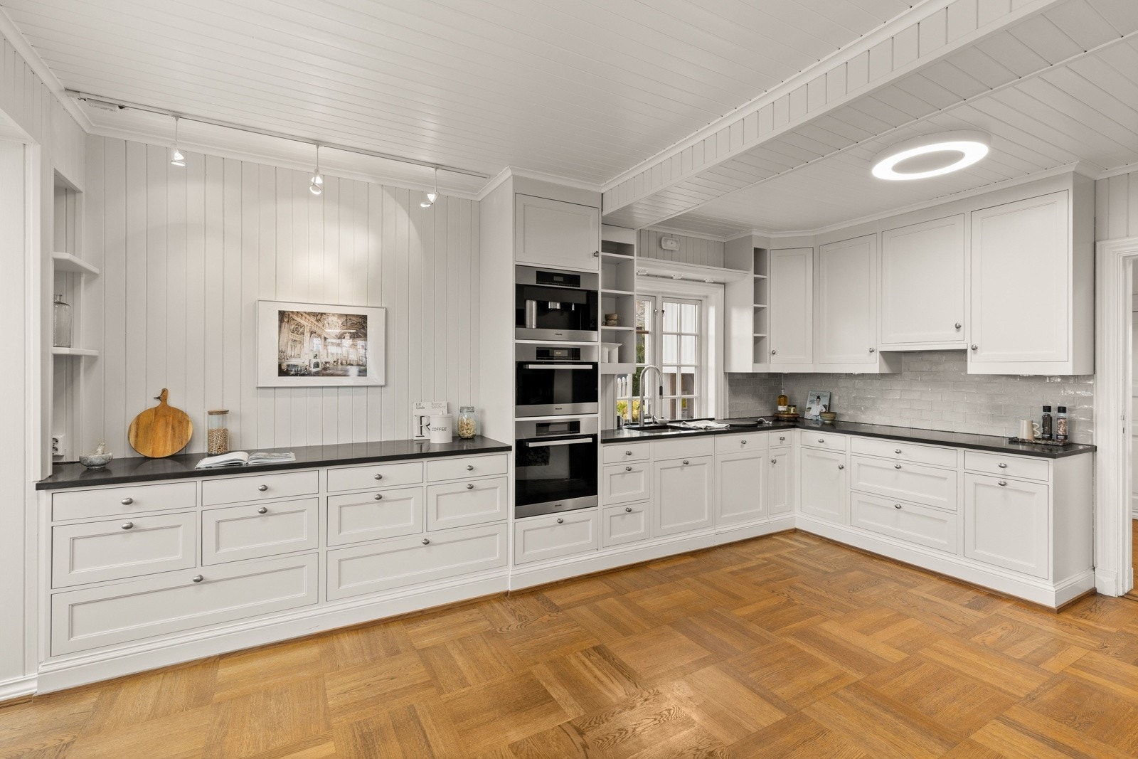 Mortensvingen 1A er en representativ enebolig med klassisk, tidløs arkitektur og gjennomførte detaljer. Eiendommen utmerker seg med sine estetiske kvaliteter, flotte uterom, vakker utsikt og en svært funksjonell planløsning Galleribilde