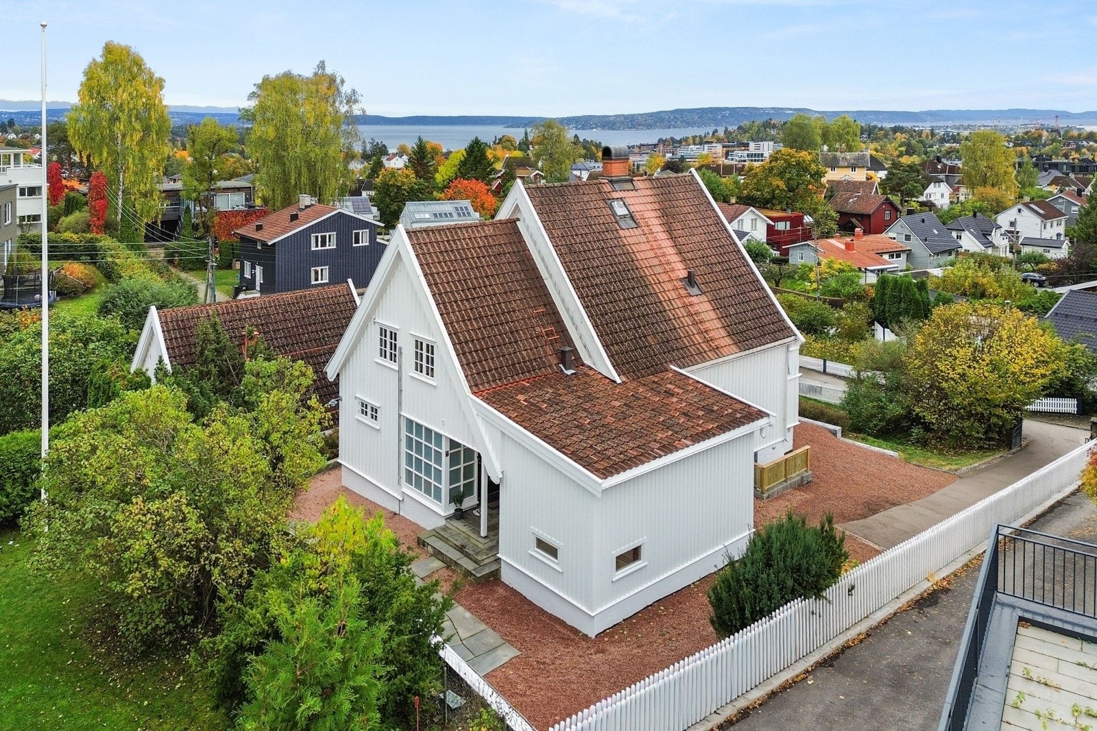 Enebolig med egen innkjørsel og eksklusiv bruksrett til vedtektsfestet tomteareal Galleribilde