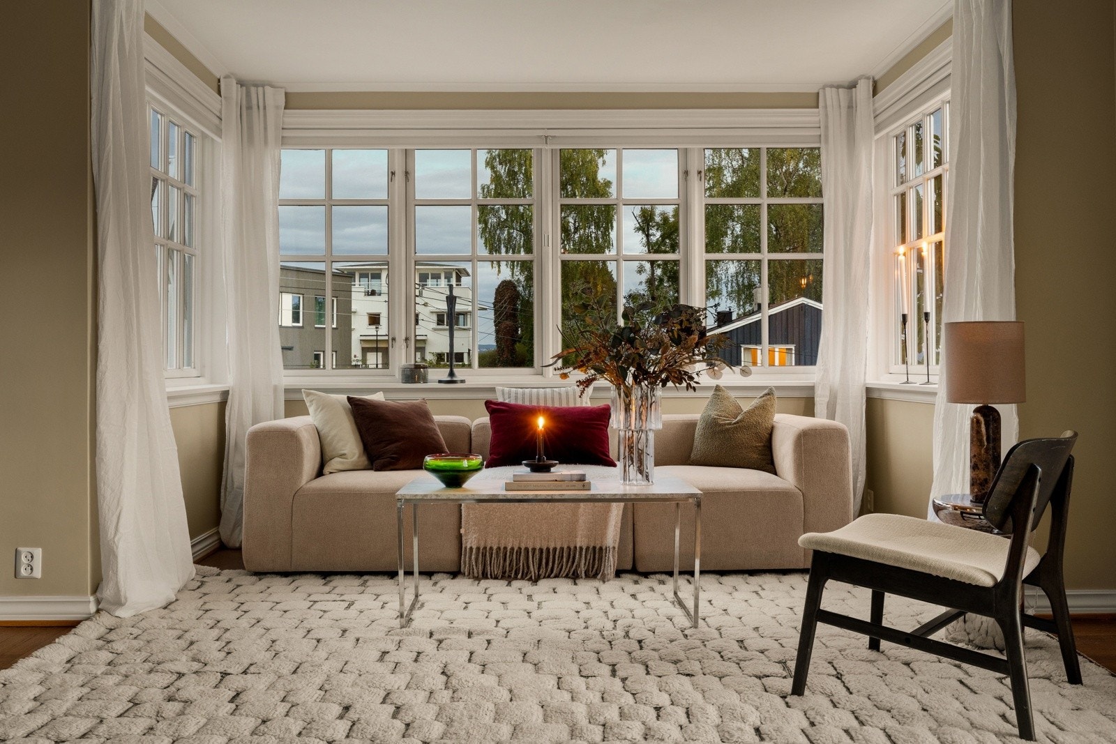 Mortensvingen 1A er en representativ enebolig med klassisk, tidløs arkitektur og gjennomførte detaljer. Eiendommen utmerker seg med sine estetiske kvaliteter, flotte uterom, vakker utsikt og en svært funksjonell planløsning Galleribilde