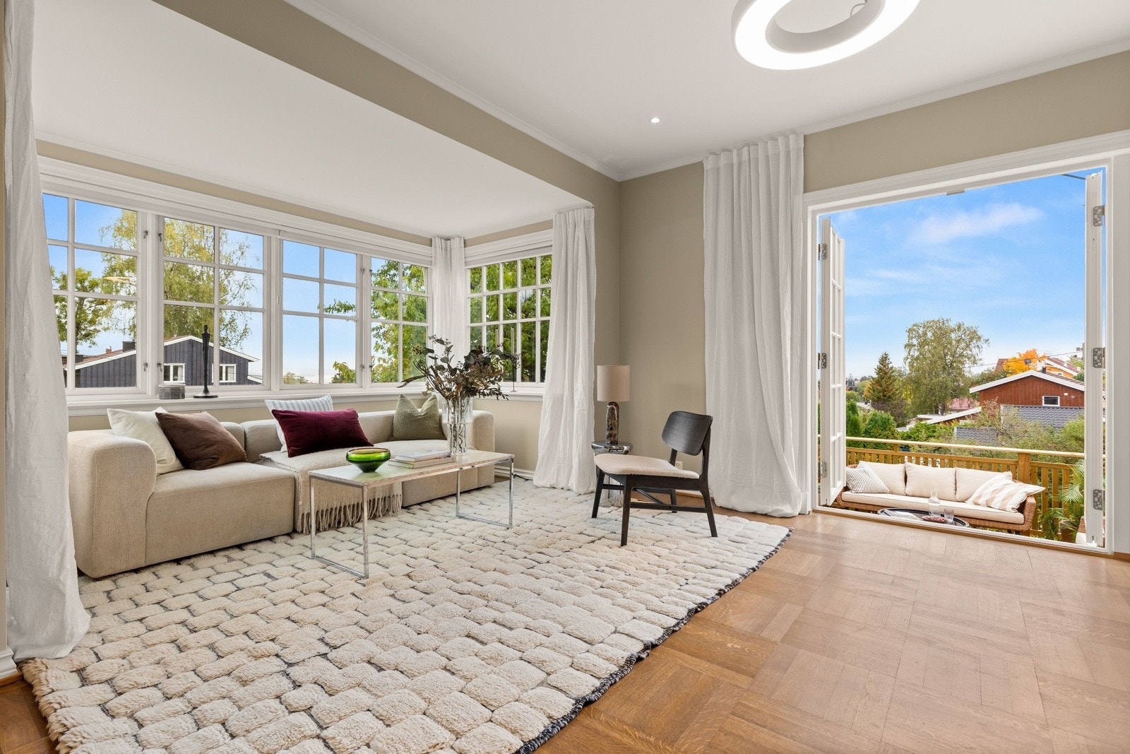 Mortensvingen 1A er en representativ enebolig med klassisk, tidløs arkitektur og gjennomførte detaljer. Eiendommen utmerker seg med sine estetiske kvaliteter, flotte uterom, vakker utsikt og en svært funksjonell planløsning Galleribilde