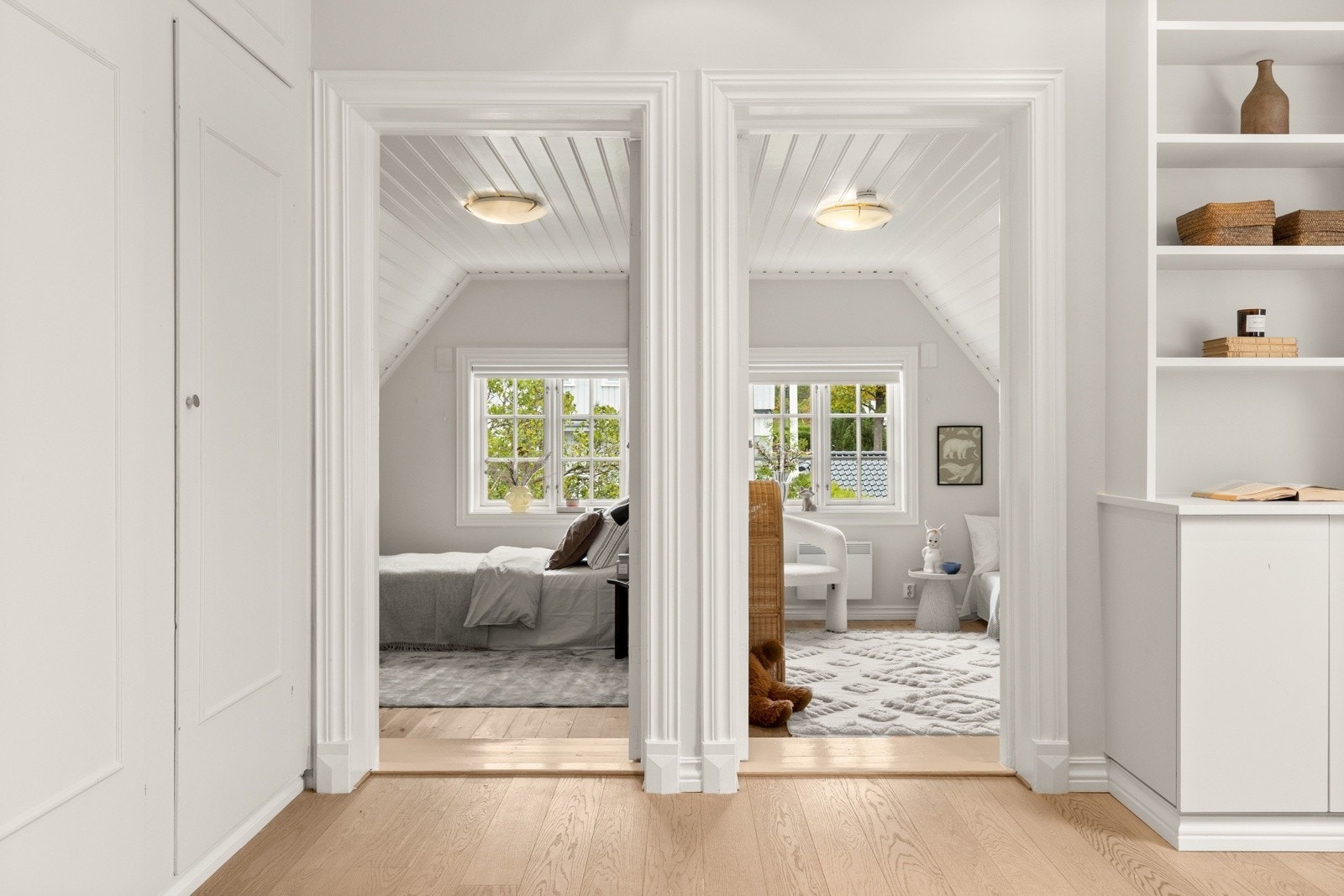 Mortensvingen 1A er en representativ enebolig med klassisk, tidløs arkitektur og gjennomførte detaljer. Eiendommen utmerker seg med sine estetiske kvaliteter, flotte uterom, vakker utsikt og en svært funksjonell planløsning Galleribilde