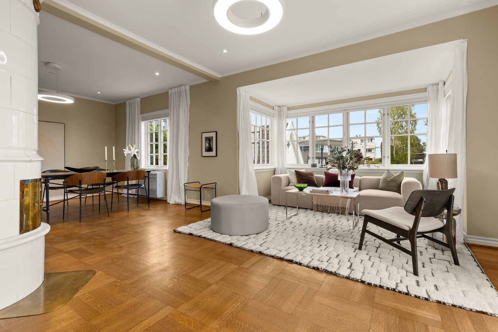 Mortensvingen 1A er en representativ enebolig med klassisk, tidløs arkitektur og gjennomførte detaljer. Eiendommen utmerker seg med sine estetiske kvaliteter, flotte uterom, vakker utsikt og en svært funksjonell planløsning Galleribilde