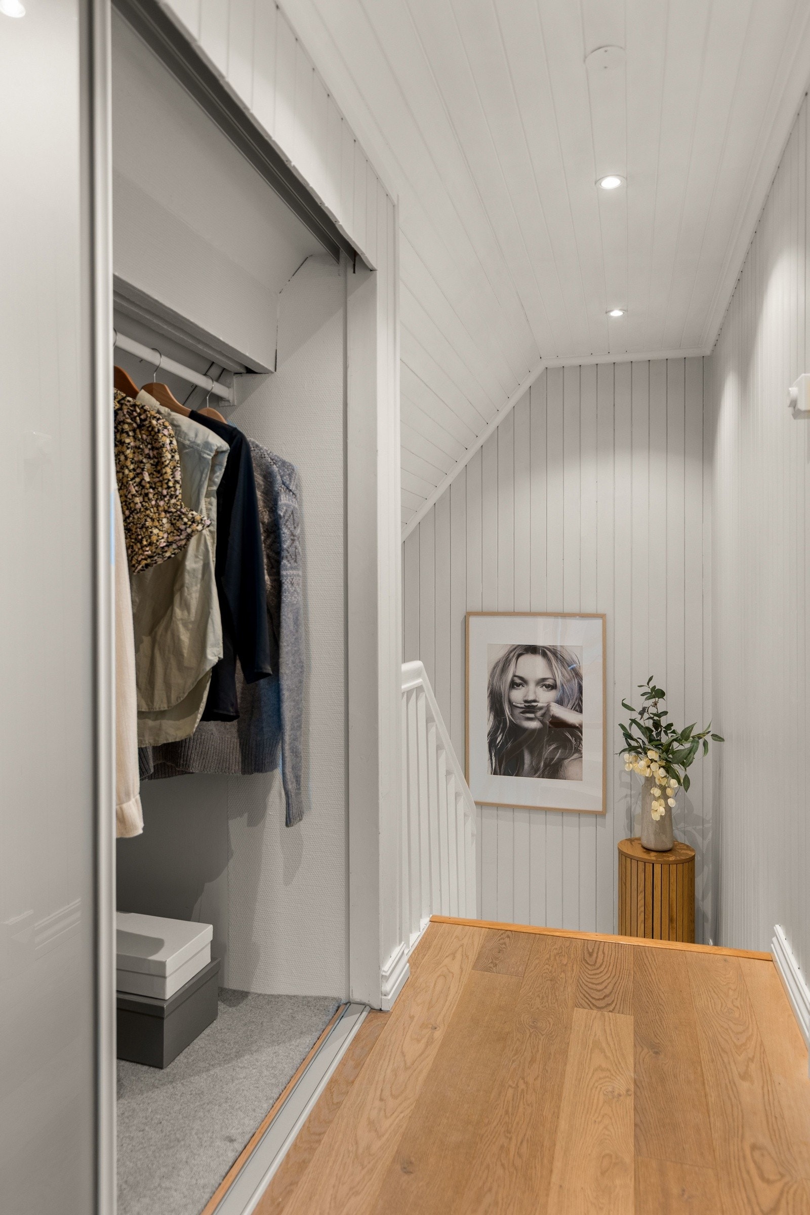 Mortensvingen 1A er en representativ enebolig med klassisk, tidløs arkitektur og gjennomførte detaljer. Eiendommen utmerker seg med sine estetiske kvaliteter, flotte uterom, vakker utsikt og en svært funksjonell planløsning Galleribilde