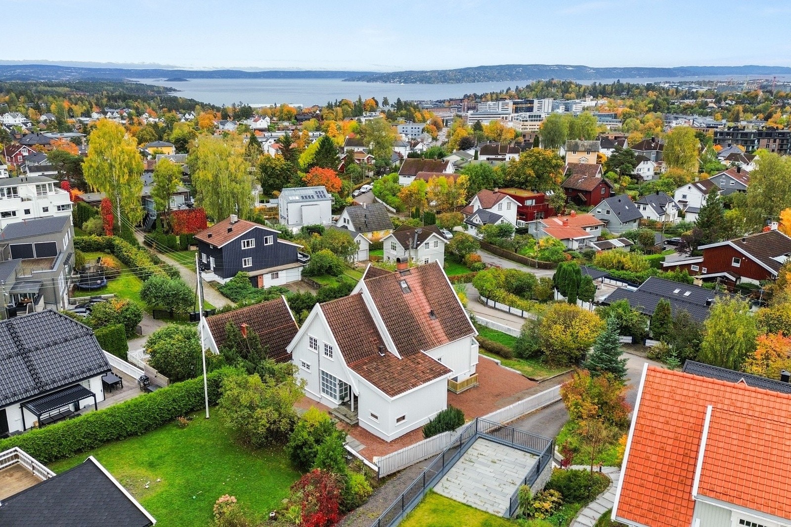 Mortensvingen 1A er en representativ enebolig med klassisk, tidløs arkitektur og gjennomførte detaljer. Eiendommen utmerker seg med sine estetiske kvaliteter, flotte uterom, vakker utsikt og en svært funksjonell planløsning - Foto: Patricia Almeida-Ollest Galleribilde