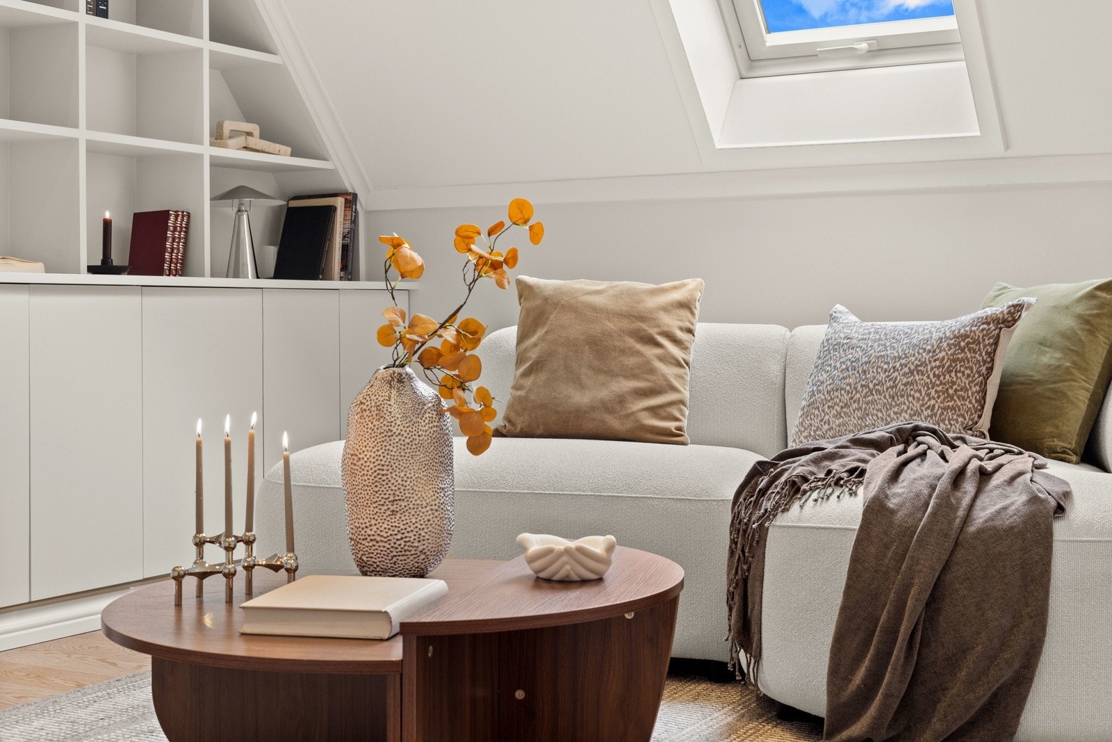 Mortensvingen 1A er en representativ enebolig med klassisk, tidløs arkitektur og gjennomførte detaljer. Eiendommen utmerker seg med sine estetiske kvaliteter, flotte uterom, vakker utsikt og en svært funksjonell planløsning Galleribilde