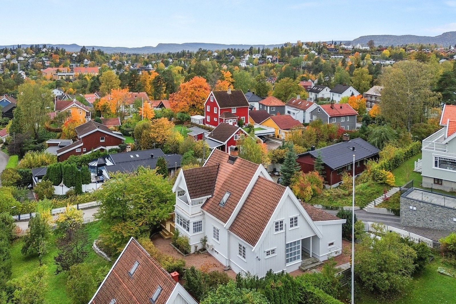 Enebolig med egen innkjørsel og eksklusiv bruksrett til vedtektsfestet tomteareal Galleribilde