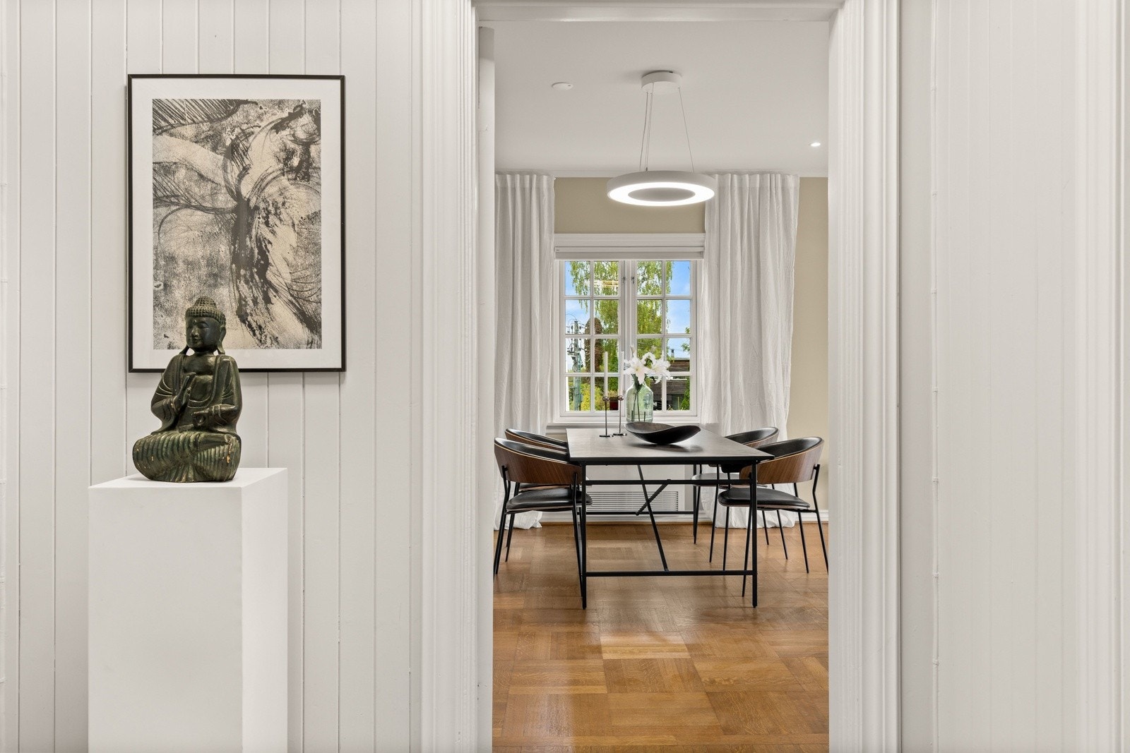 Mortensvingen 1A er en representativ enebolig med klassisk, tidløs arkitektur og gjennomførte detaljer. Eiendommen utmerker seg med sine estetiske kvaliteter, flotte uterom, vakker utsikt og en svært funksjonell planløsning Galleribilde