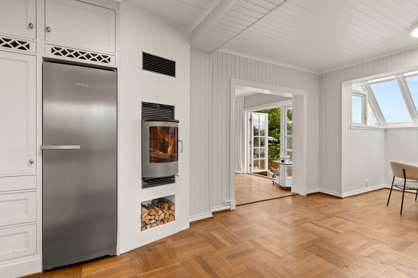 Mortensvingen 1A er en representativ enebolig med klassisk, tidløs arkitektur og gjennomførte detaljer. Eiendommen utmerker seg med sine estetiske kvaliteter, flotte uterom, vakker utsikt og en svært funksjonell planløsning Galleribilde