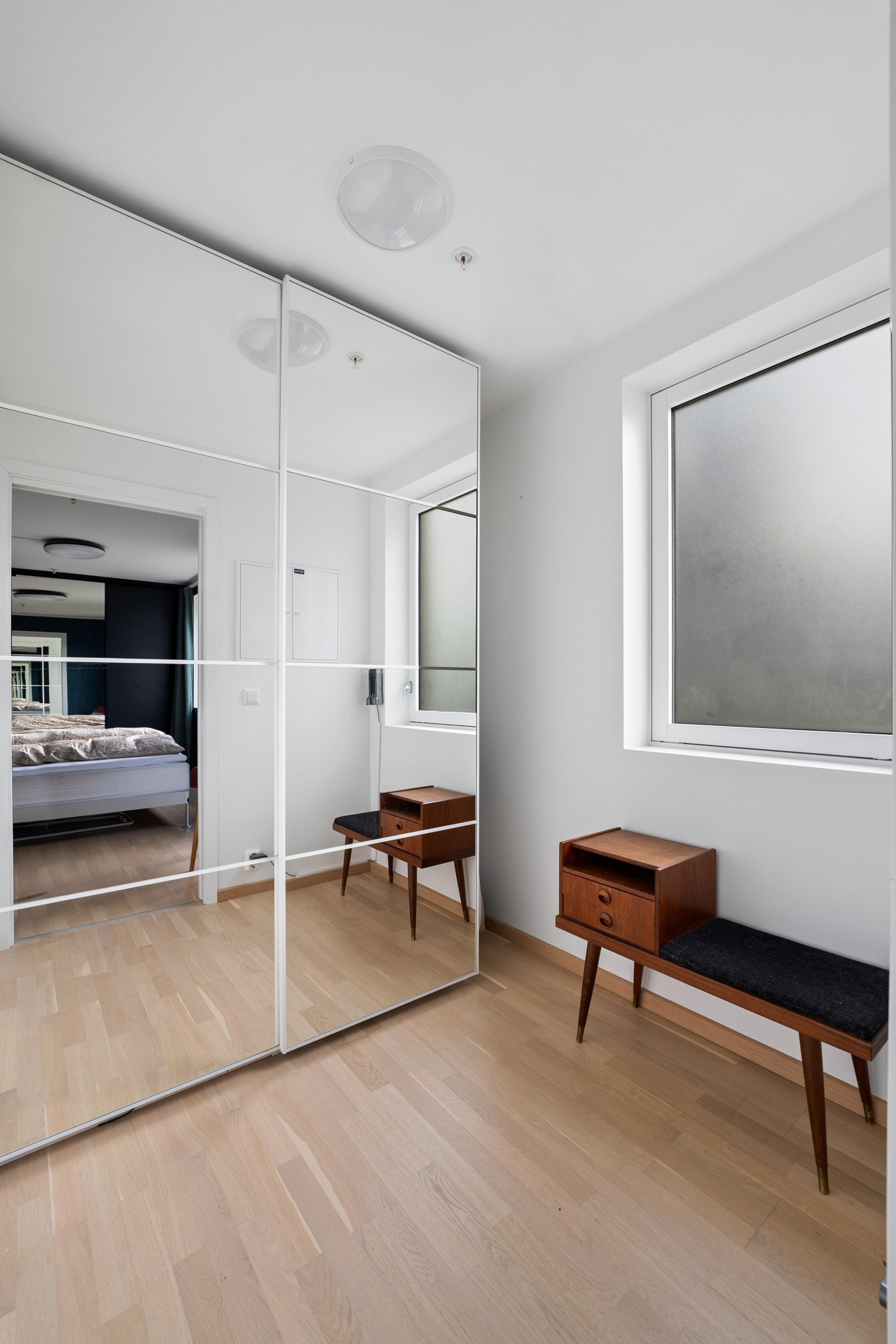 Ifbm. hovedsoverommet er det en praktisk bod/ garderobe Galleribilde