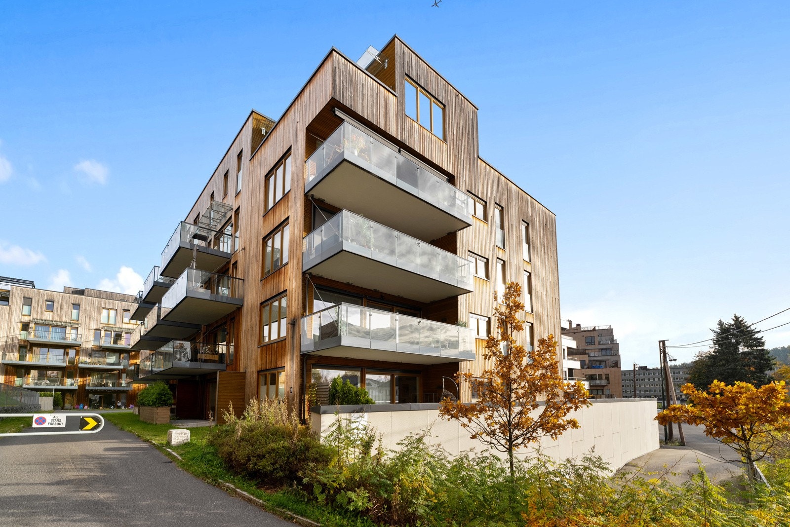 Leiligheten ligger i 1. etg. og har trappefri atdkomst. Utenfor stuen er det en solrik, usjenert og romslig hellebelagt uteplass på ca. 25 kvm. Galleribilde