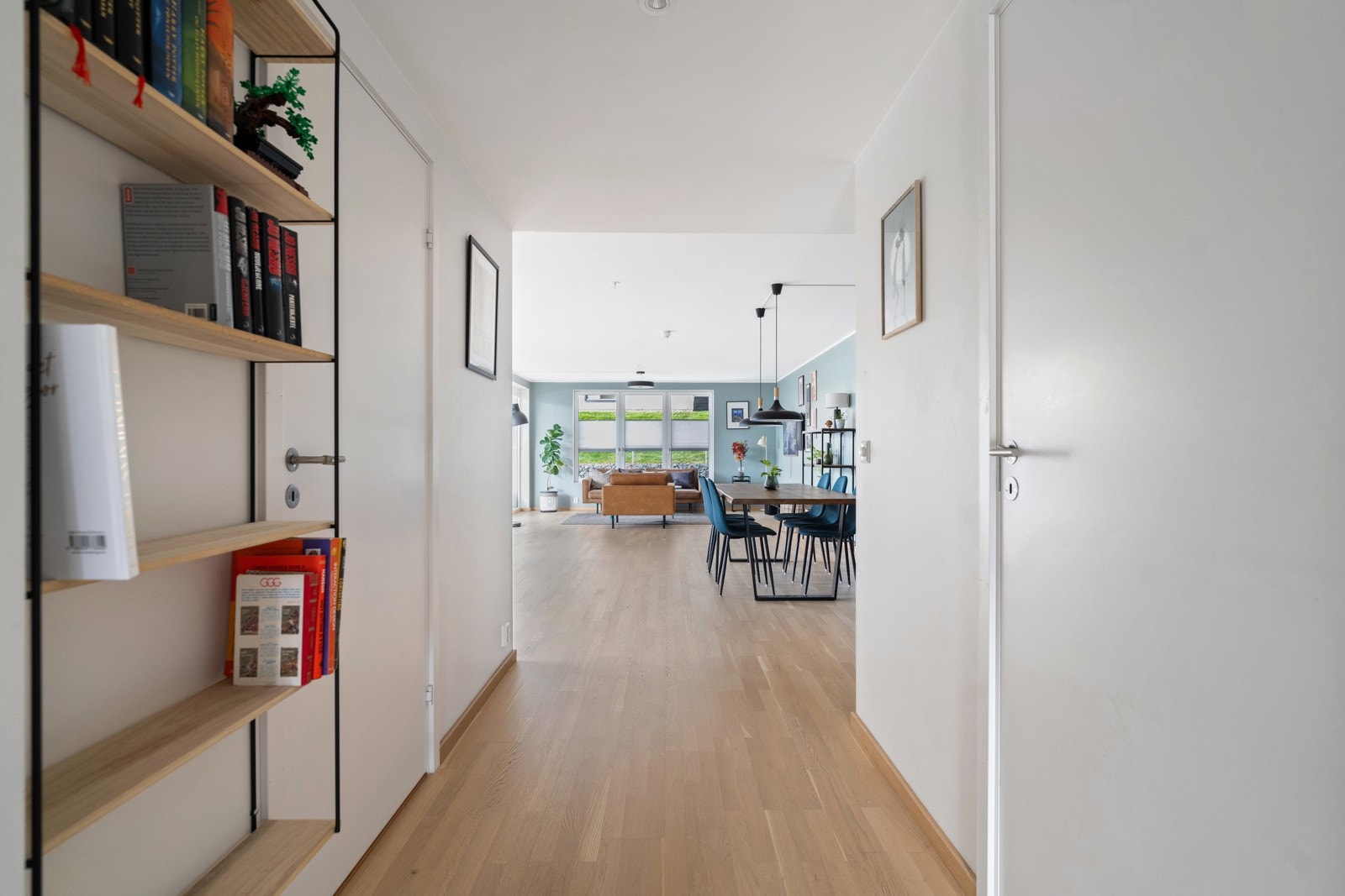 Via den lyse gangen har man adkomst til soverommene, badet, stue og kjøkken Galleribilde