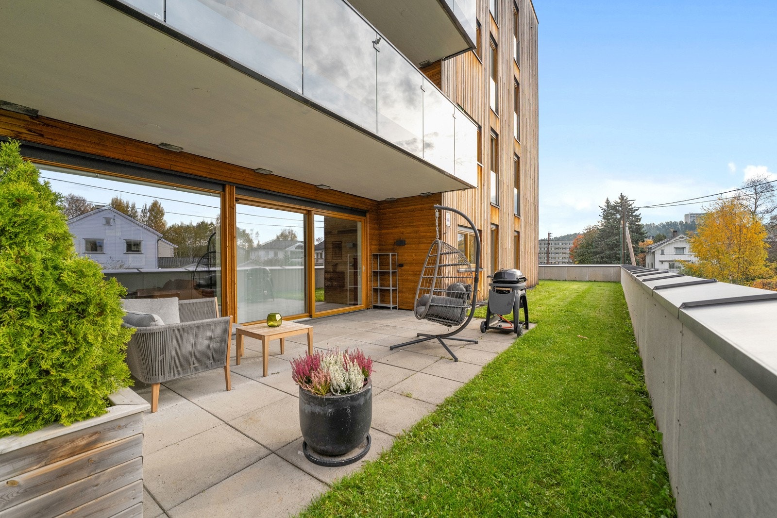 Koselig og romslig uteplass hvor man kan nyte en lang sesong ute Galleribilde