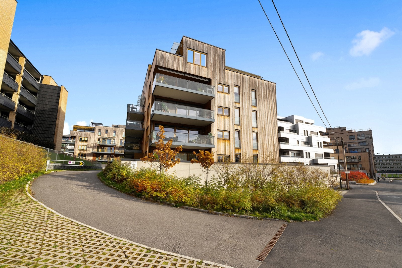 Sentralt beliggende 4-roms selveierleighet. Området er barnevennlig, rolig og populært. Fra leiligheten er det gangavstand til alle Lørenskogs fasiliteter Galleribilde