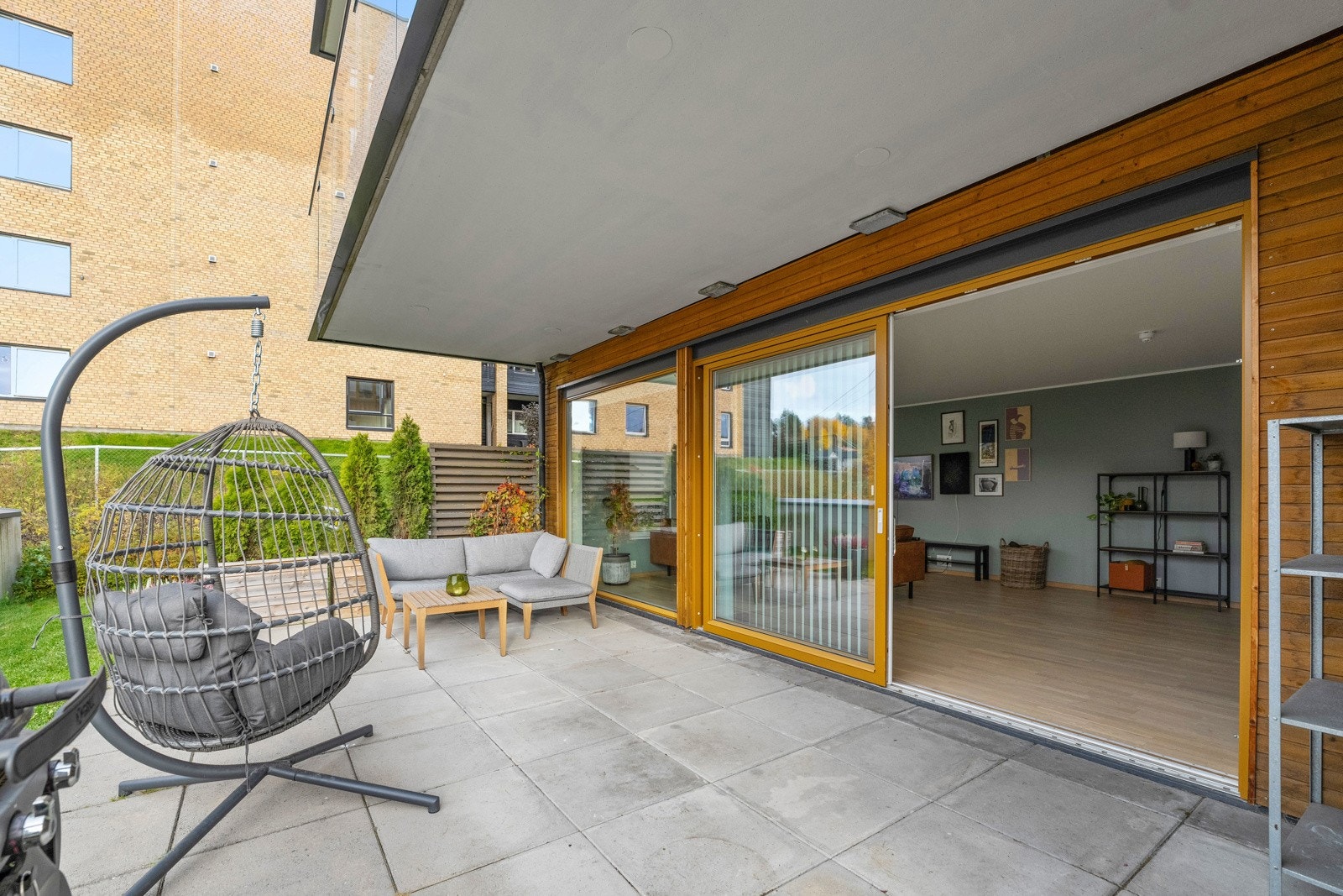 Utenfor stuen er det en romslig og hellebelagt uteplass på ca 25 kvm. Galleribilde