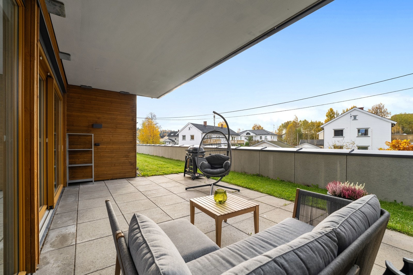 Det er tak over uteplassen som gjør at man sitte ute selv på en nedbørsdag Galleribilde