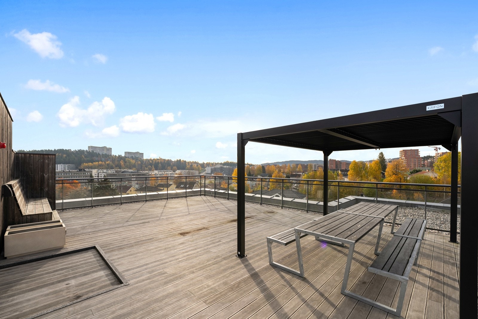 Flott, solrik felles takterrasse. Adkomst via heis til 5. etg., deretter via trapp en etasje opp Galleribilde