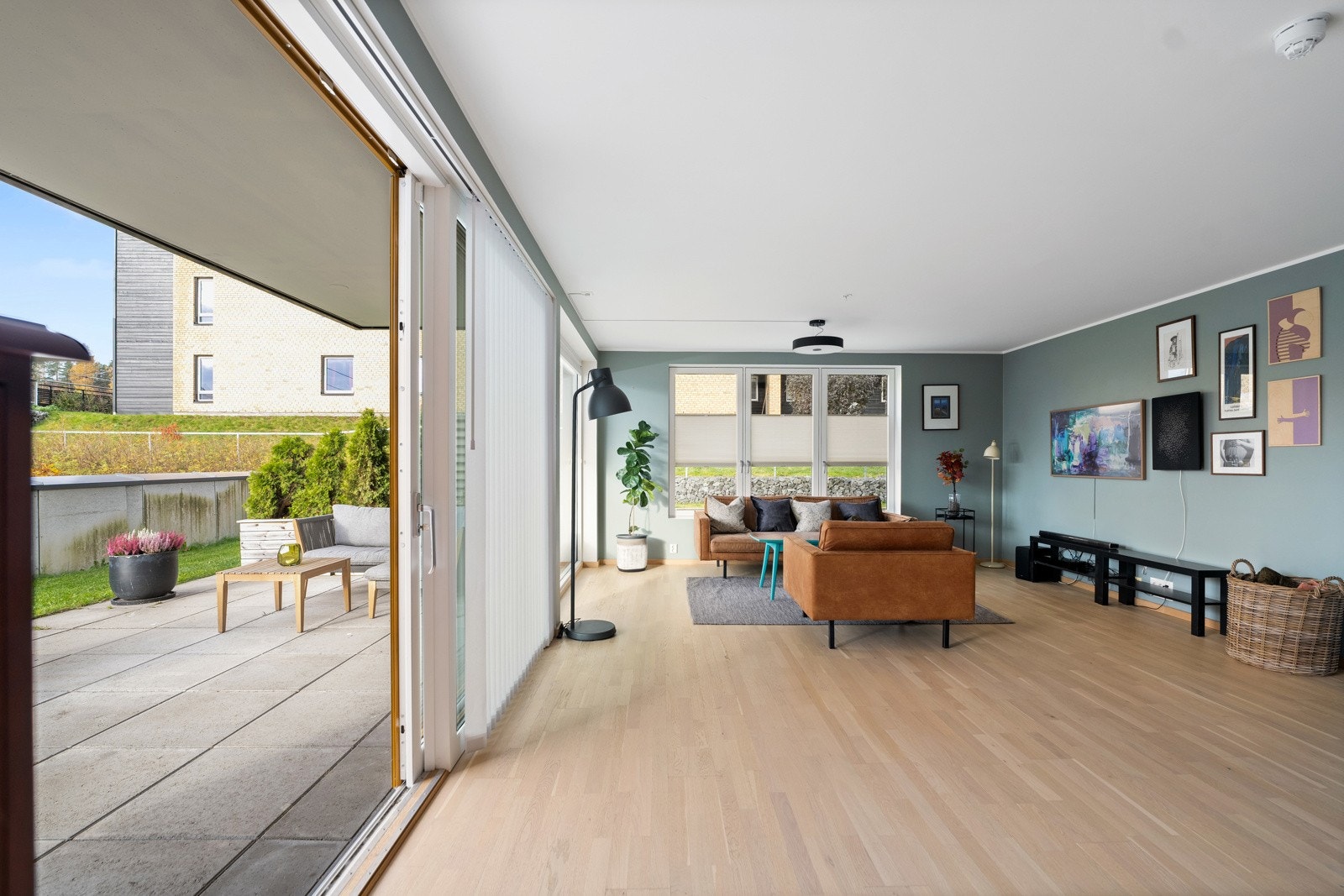 Adkomst til uteplassen via stor skyvedør. I stuen er der det sol- og innsynskjerming på alle vinduer Galleribilde