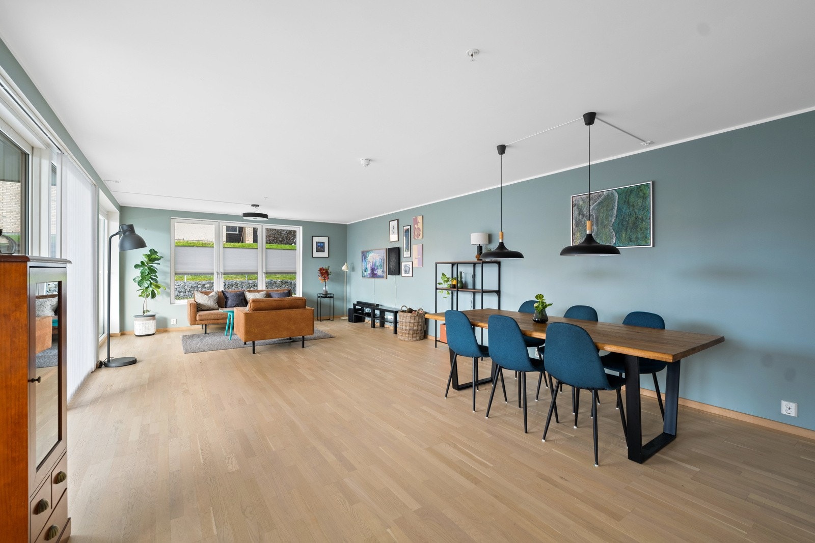 I stuen er det god plass til både sofagruppe og spisegruppe Galleribilde