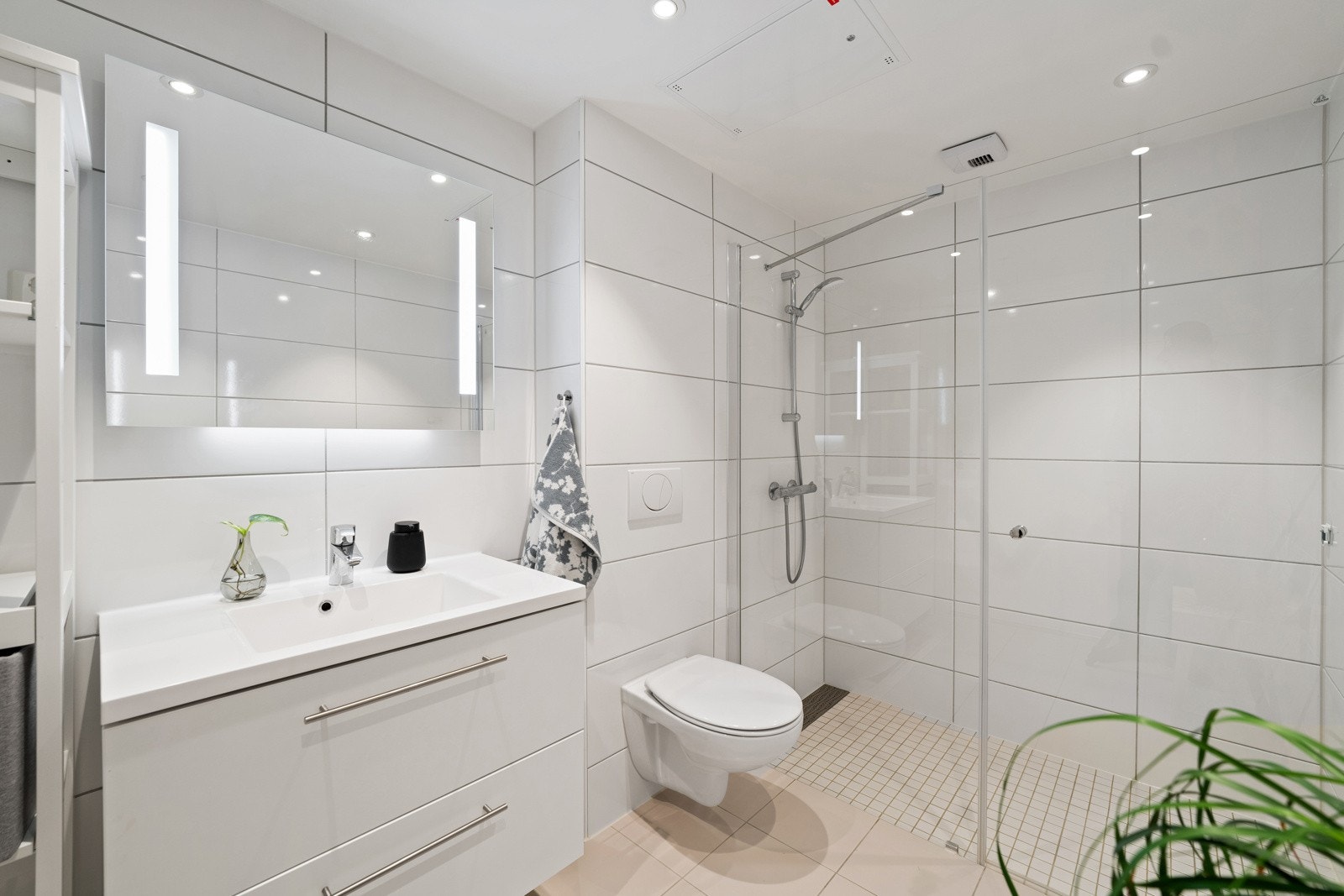 I leligheten er det to delikate, lyse og helflisede baderom med gulvvarme. Det ene ligger i forbindelse med hovedsoverommet, og er et ensuite baderom Galleribilde