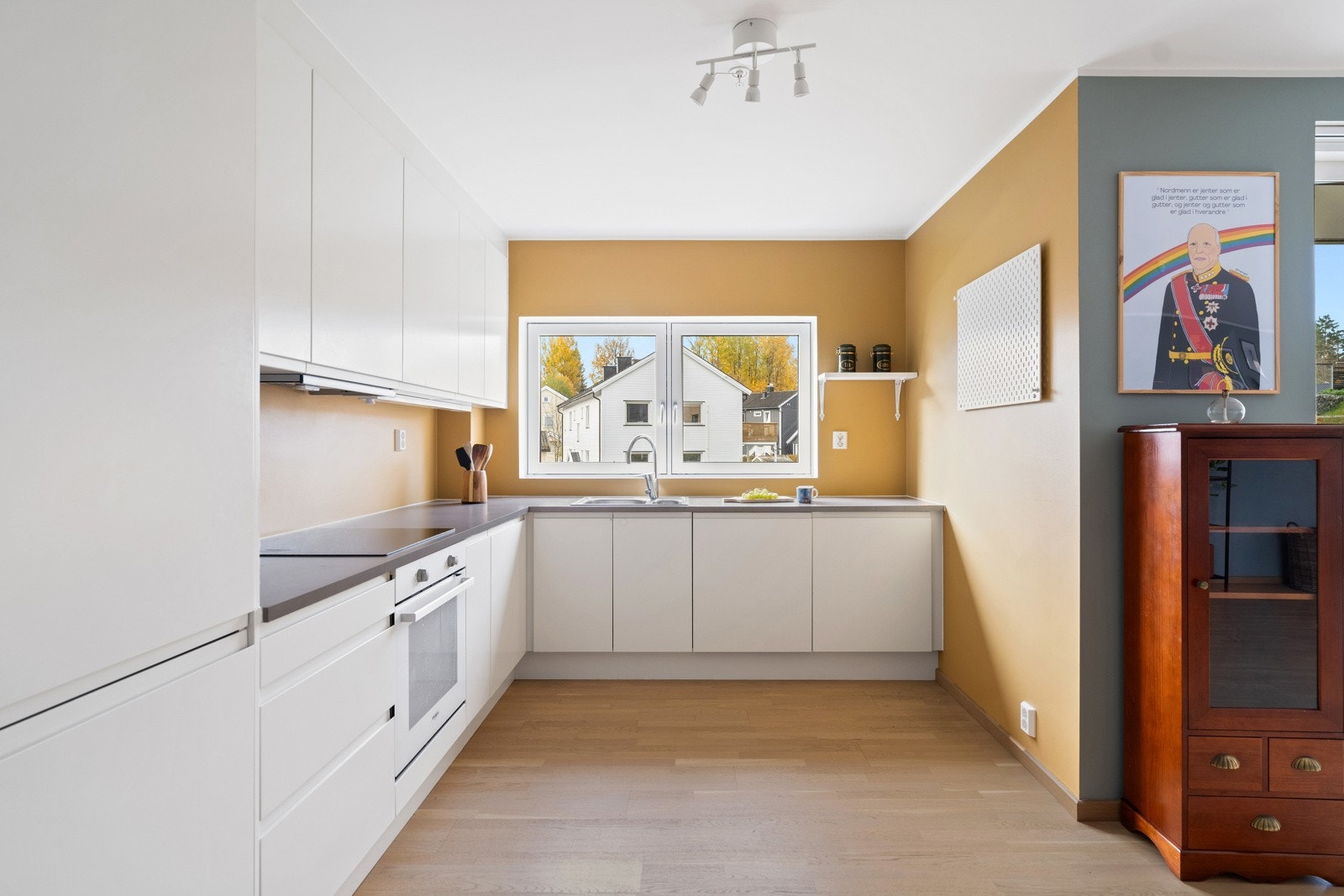 Lyst og praktisk kjøkken med god benke- og skapplass. Vindu gir godt med naturlig lysinnslipp på kjøkkenet Galleribilde