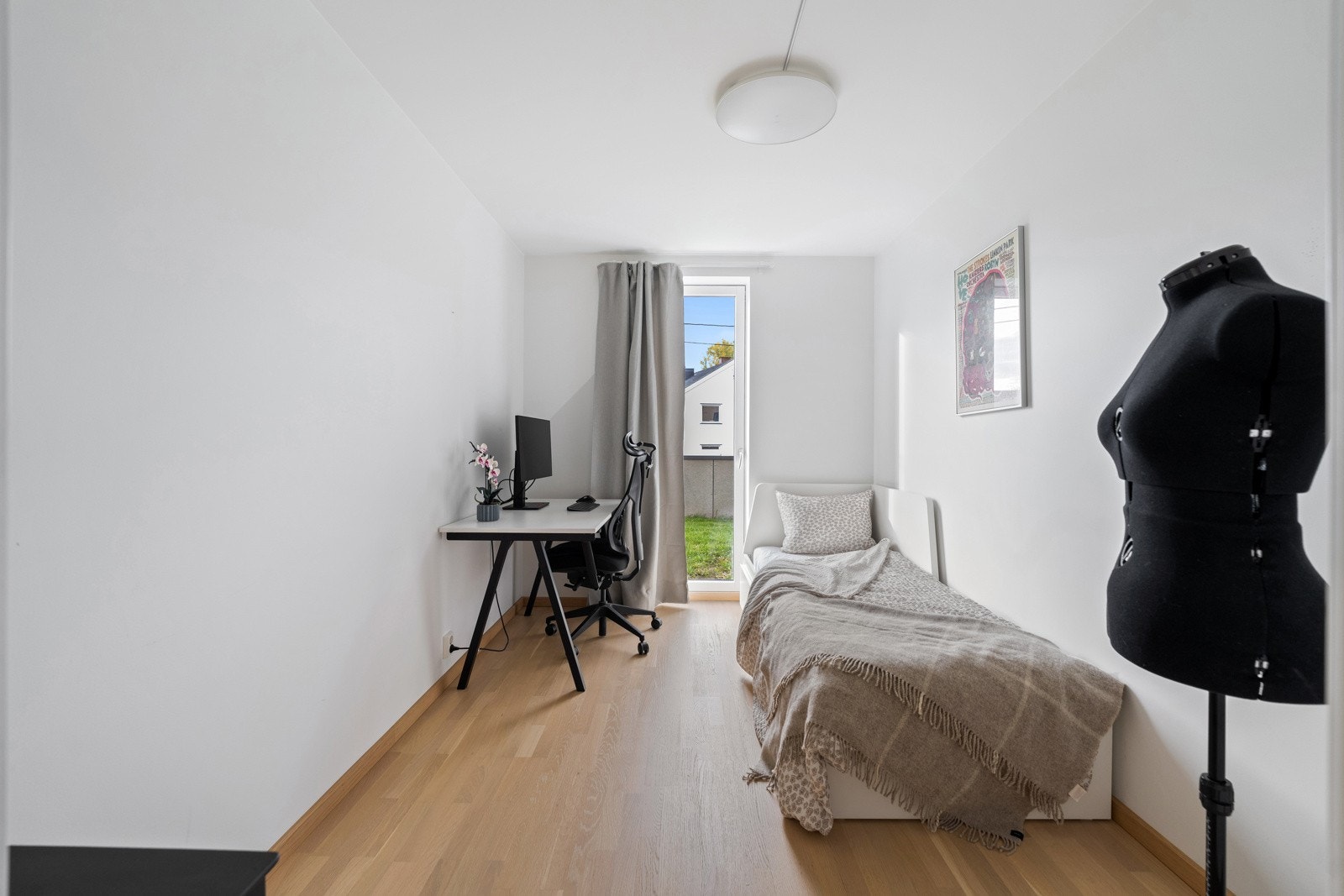 Soverom 3: Lyst og trivelig med god plass til enkeltseng, skrivebord, garderobeløsning, etc. Rommet kan også fungere godt som gjesterom/ hjemmekontor Galleribilde