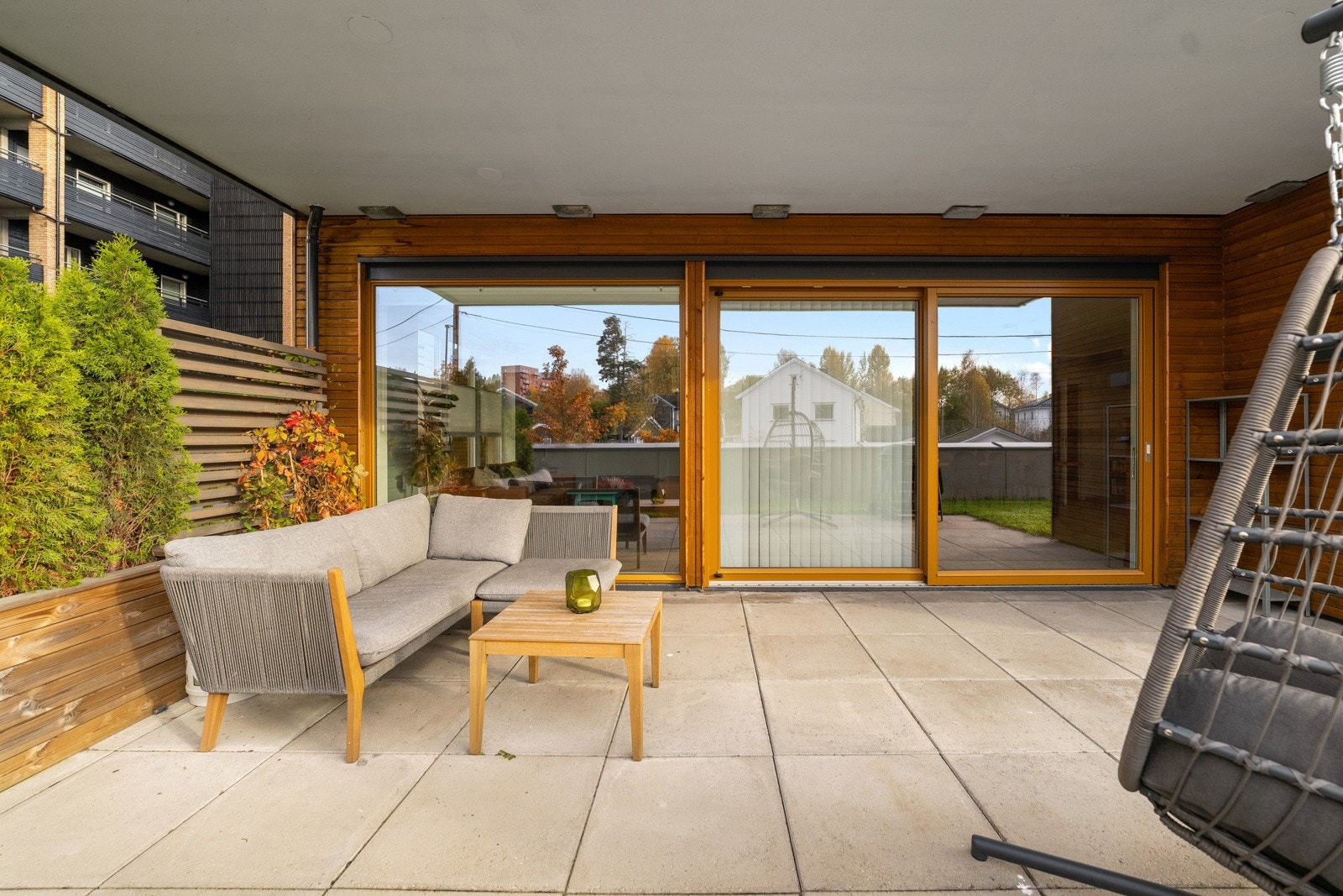 Den romslige uteplassen har god plass til sittegruppe, grill, etc. Galleribilde