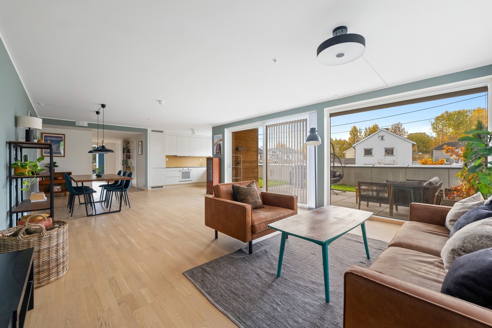 Velkommen til Ragnhilds vei 3 - Her finner du en pen, romslig og moderne 4-roms selveierleilighet med 3 soverom, 2 bad, solrik og usjenert markterrasse samt garasjeplass i kjeller Galleribilde