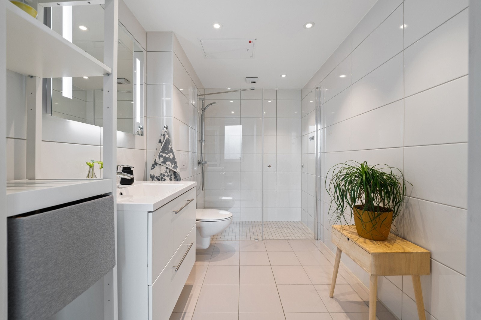 Baderom 2: Helfliset baderom med gulvvarme. Dette badet ligger i tilknytning til hovedsoverommet/ ensuite. På badet er det servant, servantskap, veggmontert wc og dusj med glassvegg. Galleribilde