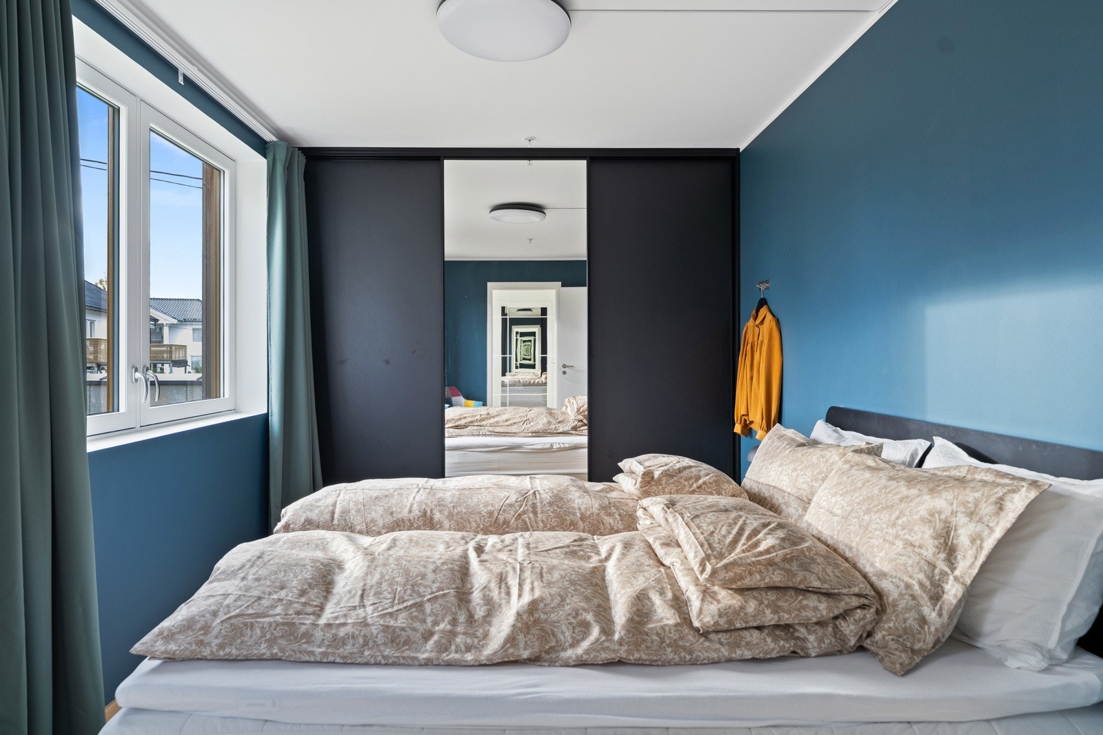 På soverom 1/ hovedsoverommet er det en romslig skyvedørsgarderobe (måltilpasset garderobe fra Kvik) med god plass til oppbevaring Galleribilde