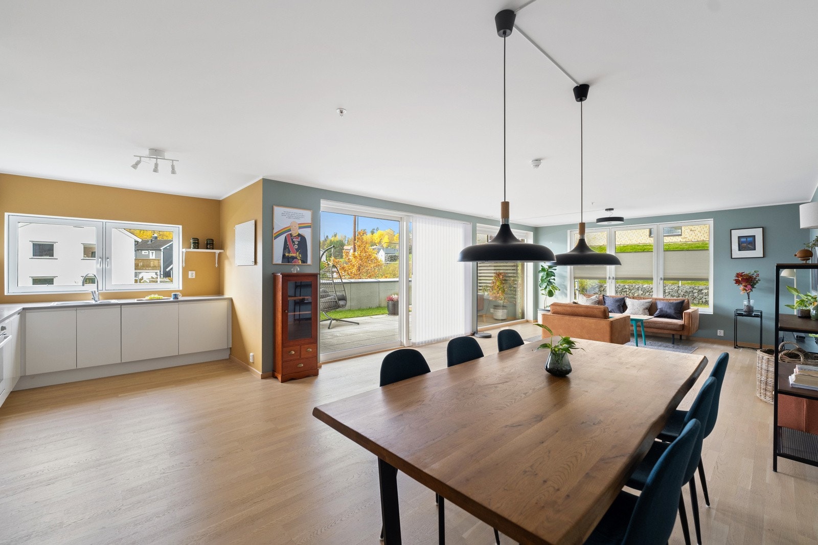 Spisesonen mellom kjøkken og stue er romslig, lys og trivelig Galleribilde