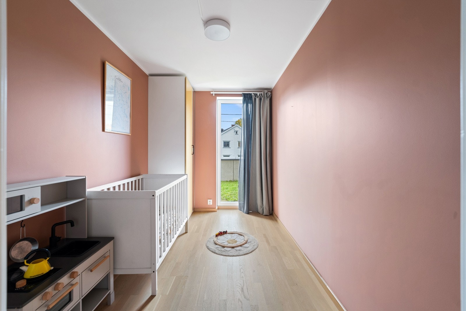 Soverom 2: Lyst og trivelig med god plass til enkeltseng, skrivebord, garderobeløsning, etc. Rommet kan også fungere godt som gjesterom/ hjemmekontor Galleribilde