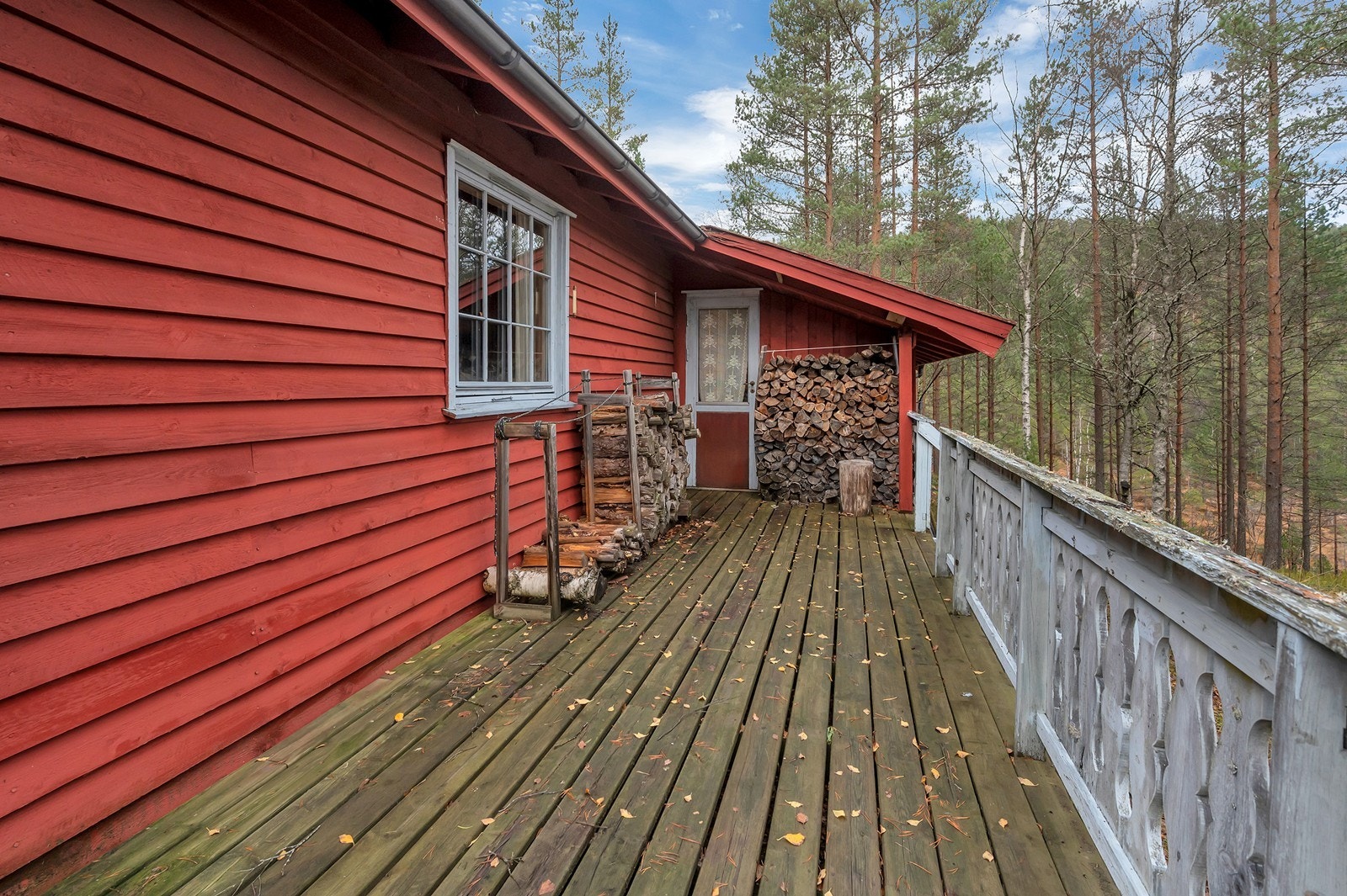 Praktisk halvtak til å plassere veden under Galleribilde