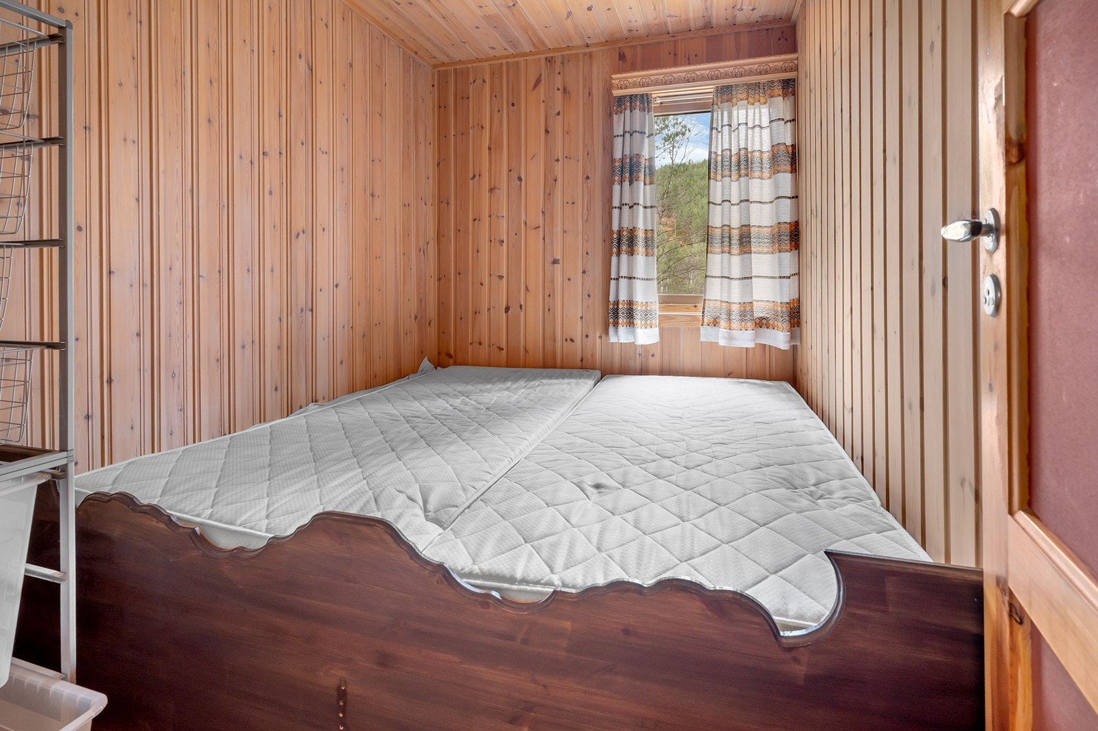 soverom med plass bygd dobbeltseng Galleribilde