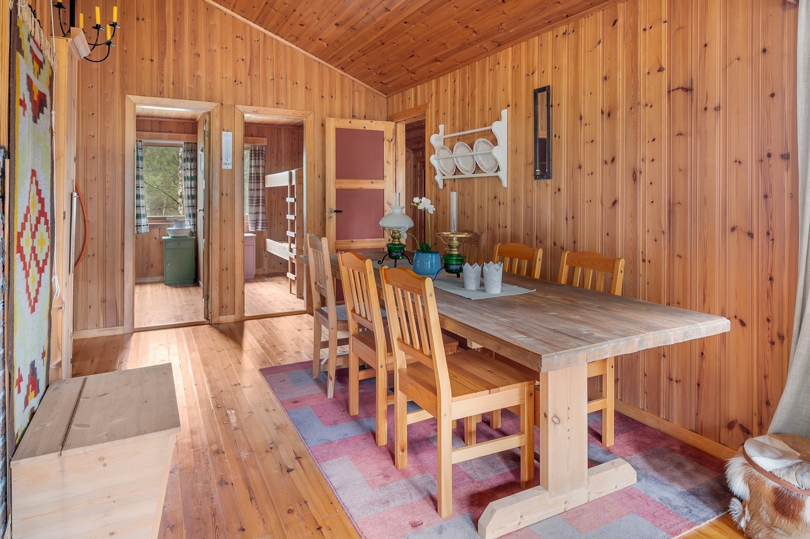 Stort spisebord med plass til fil hele familien Galleribilde